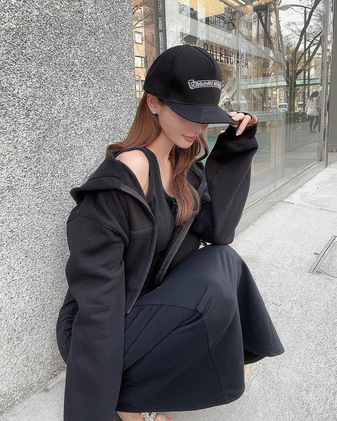 のインスタグラム：「. カジュアルなのに女っぽな雰囲気醸し出しまくっちゃってるマキシとフードのセトア🩰 大学行く時とかさ、すっぴんで適当に着れて楽ちんに着れるやつがいいし凝った服は遅刻してまうよな。 とか私すみません大学行ったことないですw . 学校行く時やお子さんの送迎やとにかく楽な日用🌸 でもシルエットは３６０度神がかってる🥹 立体裁縫なマキシめちゃ形綺麗なの🥹👋 歩くたび雰囲気美人確定よ😌人気です❣️ . . #Rady#セットアップ#タンクトップ #マキシ#キャップコーデ」