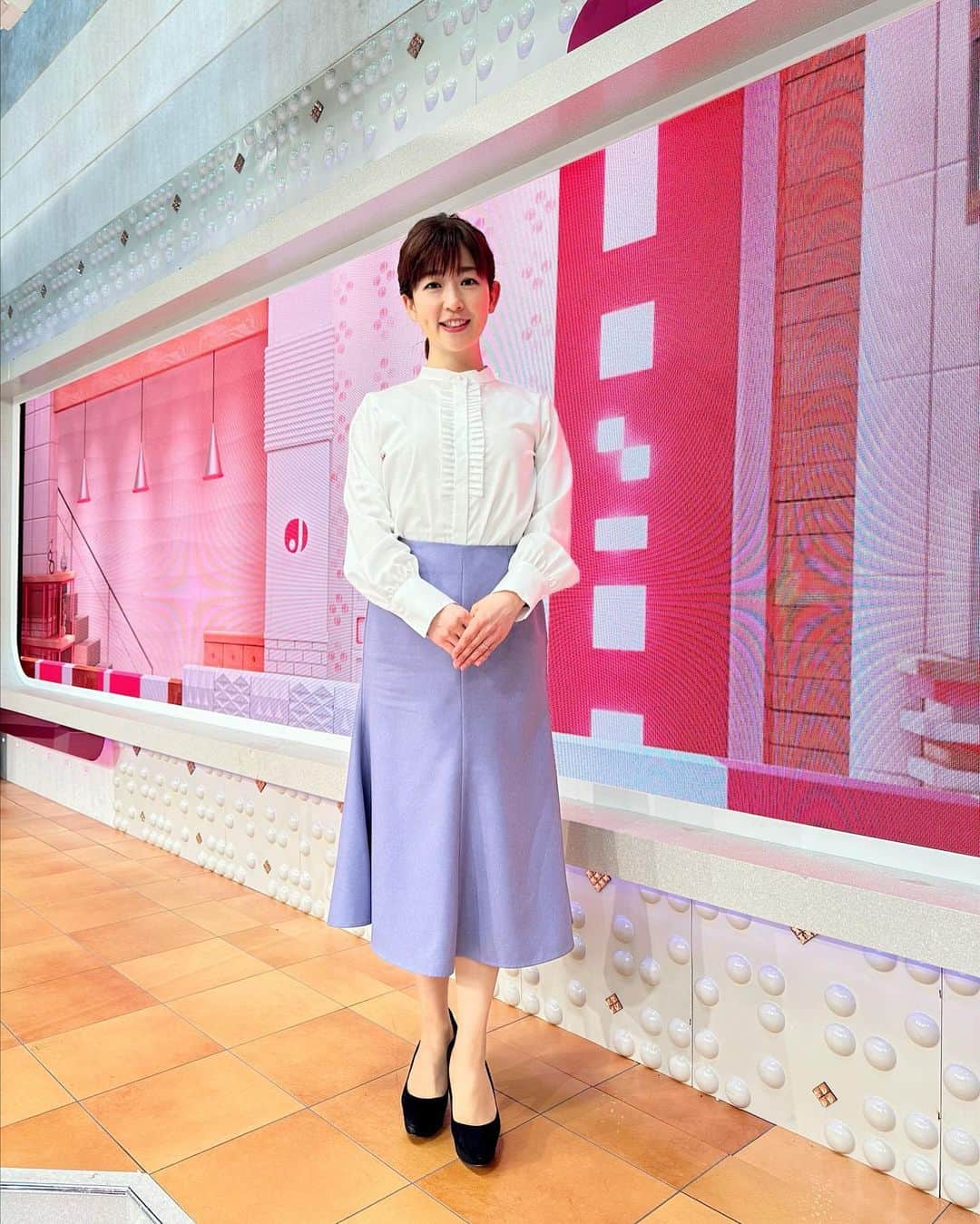 松尾由美子のインスタグラム：「. 毛利庭園の桜が見頃です。 小鳥がついばんだのか、 桜の花がそのままあちこちに落ちていました。  今日もご覧いただき、 ありがとうございました。  シャツ、スカート NARACAMICIE @naracamicie_jp  イヤリング Heartdance @heartdance_official  春のコーデ。 胸元のフリルが女性らしさ⤴️ 紫のスカートが春らしい雰囲気に。  #松尾由美子 #松尾と服 #テレビ朝日 #テレ朝 #スーパーJチャンネル #Jチャン」