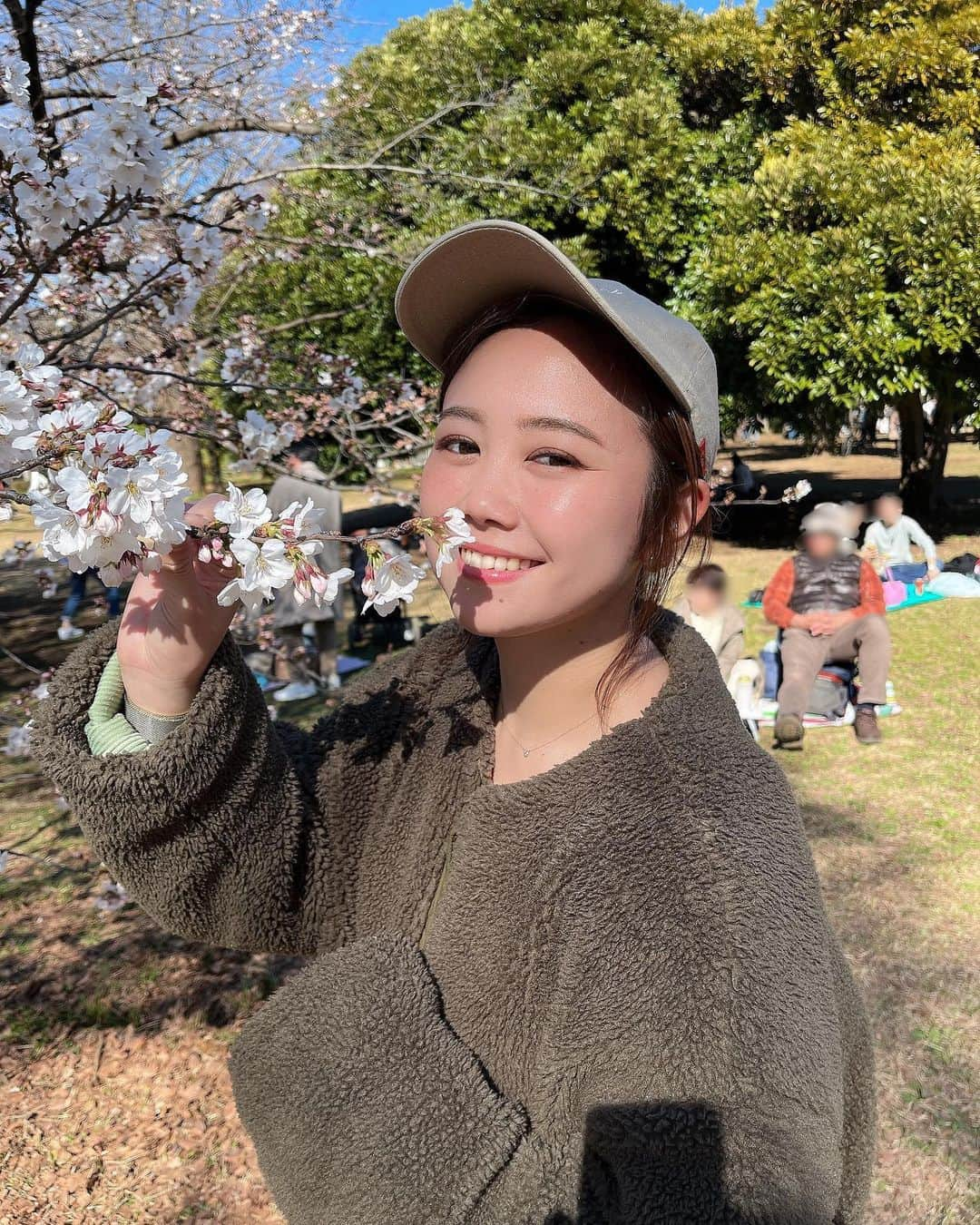 森詩織のインスタグラム：「桜見に行って来た〜🌸 #代々木公園 #お花見 #途中から花より団子でした」