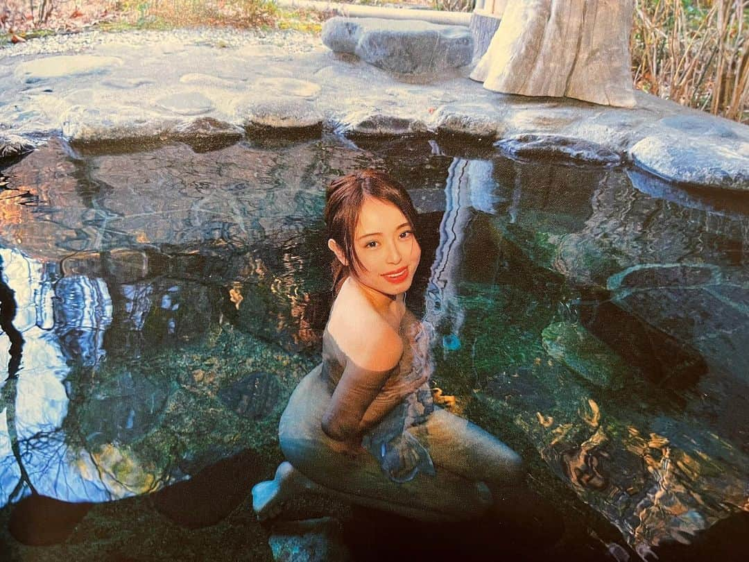 和田真里さんのインスタグラム写真 - (和田真里Instagram)「群馬県 : 川中温泉｢かど半旅館｣♨️ りんご園のアップルパイも添え..🥧🍏 ． #温泉モデル #温泉女子 #グラドル  #群馬 #吾妻 #銭湯 #露天風呂 #混浴 #混浴露天風呂 #野湯 #秘湯  #camera #photo #travel #YouTube  #一人旅 #旅好きな人と繋がりたい #旅スタグラム #銀座 #銀座ホステス #銀座クラブ #歌舞伎町 #六本木  #キャバ嬢 #ラウンジ嬢 #スナック #ガールズバー #ホスト  #ホステス #わだまり」3月20日 19時35分 - marimu0609