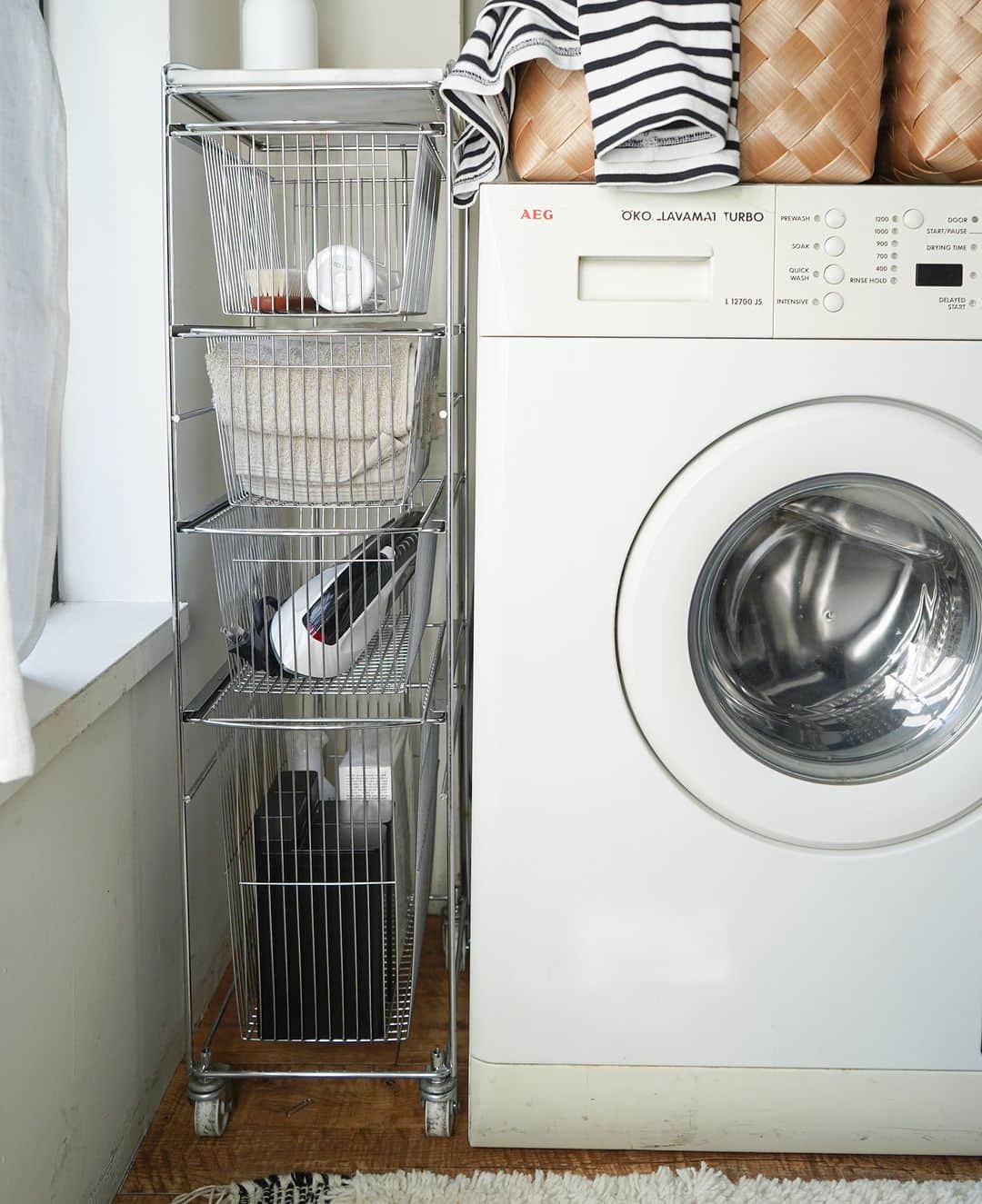 Timeless Comfort さんのインスタグラム写真 - (Timeless Comfort Instagram)「おしゃれに収納をしてくれるストレージ家具はあったら便利！な家具のひとつ。 キッチンや洗面所の収納場所は限られているのに、ストック物やらなにやらで物が溢れがち。冷蔵庫と棚の間や洗濯機の横の狭い隙間。そんなデッドスペースに収まってくれる便利でおしゃれなマーブルトップスリムトローリー。  天板は大理石を使用した少し贅沢なデザイン。3段と4段の2段階の高さから選べるので、入れるものの量や隣に並べる家具や家電の高さに合わせて選ぶのも良し。 TIMELESS COMFORTで発売から変わらぬ人気を誇るアイテムです。新生活が始まる今の時期、プレゼントとしても喜ばれます。  …………………………………………………… ⁡TIMELESS COMFORT（@timeless_comfort）の公式アカウントです。 オリジナル商品情報やTCが勧める丁寧なくらしについて投稿しています。アカウントタグをタッチして他の投稿もチェックしてみてください！ ⁡…………………………………………………… #timelessomfort #タイムレスコンフォート  #キッチントローリー #収納家具 #隙間収納 #隙間収納棚 #キッチン収納棚 #洗面所収納棚 #洗面所収納」3月20日 19時35分 - timeless_comfort