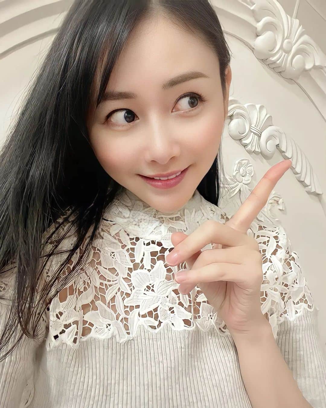 杉原杏璃のインスタグラム：「YouTube♡  YouTube 【杉原杏璃チャンネル】 4月の優待銘柄　アップしました🤚  4月は、1年で1番優待銘柄が少ない月でそもそも30銘柄もないので... １０万円台までで、総合利回りでみて３％以上の銘柄をいくつかピックアップしました！ ⬇︎ https://youtu.be/jHzUMrbe2jY  企業の業績、チャートも見ながらチェックしてみてください  今日は一日、連載ものなどの打ち合わせをしていました✨  春から🌸また新たな事ができそうでワクワクです  #杉原杏璃チャンネル #杉原杏璃 #sugiharaanri #anrisugihara #Japanese#girl #グラビア#グラドル#glamor#gravure#hot#asian」