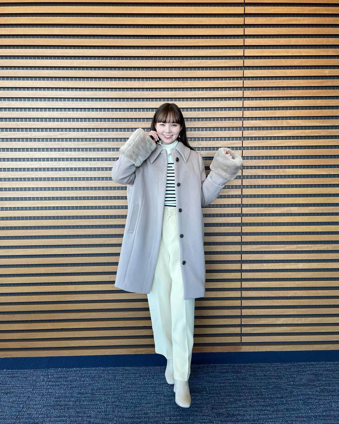 マーシュ彩のインスタグラム：「だんだん服が薄くなってるけど朝は寒いです🥶 もうそろそろコートも変えないとだな〜 調節が難しい時期ですが今週も1週間頑張りましょう！  ちなみに今週関東は雨が多いみたいです、、桜も頑張れ！ #zip衣装」