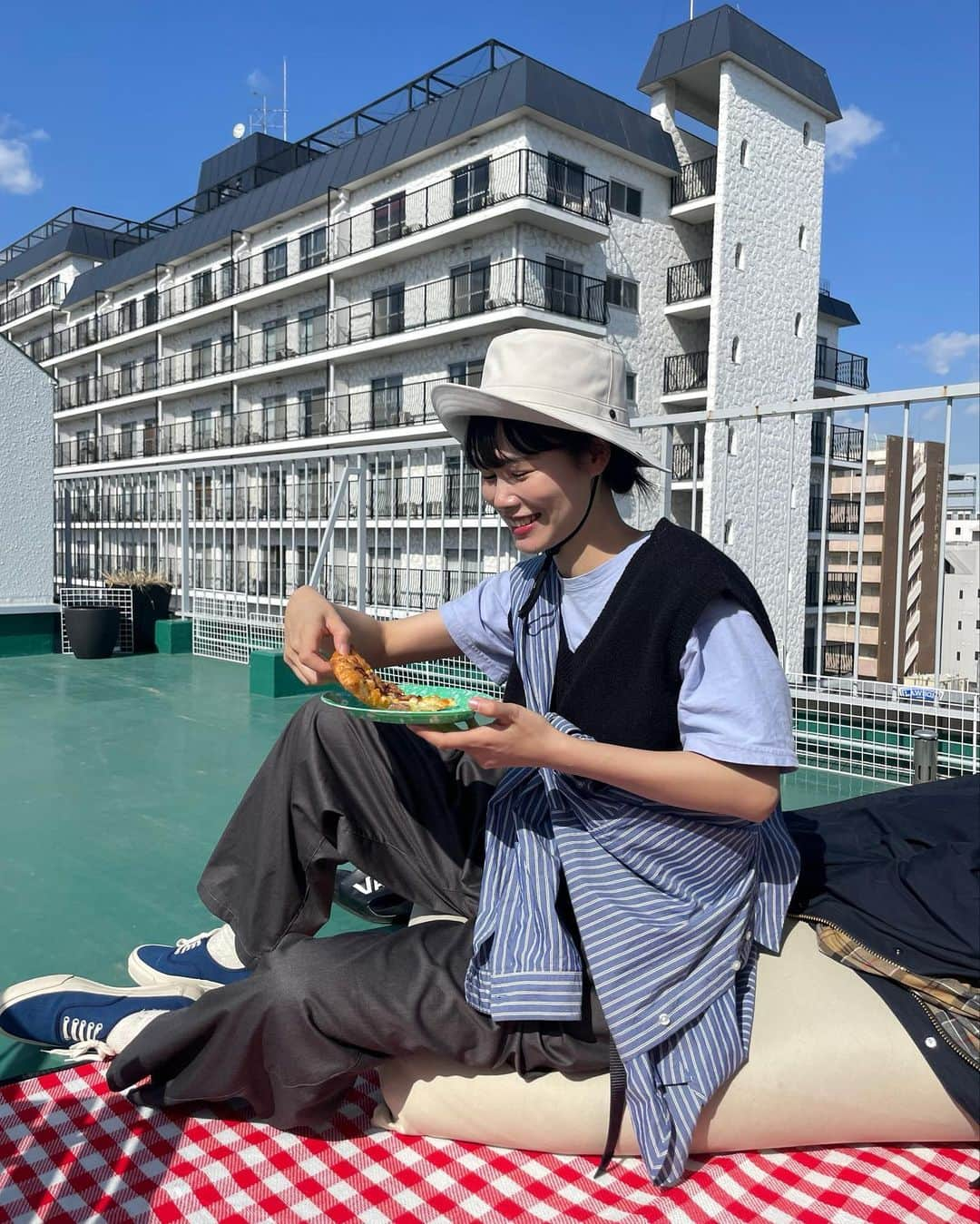 田中シェンさんのインスタグラム写真 - (田中シェンInstagram)「🍕👒🍦🌞🍷  Jacket @barbour  Tshirts #vintage  Shirts @freaksstore_official  Pants @gramicci  Vest #vintage  Shoes @doekshoes  Bag @forksy_official   朝は寒く昼は暑い、 季節の変わり目の服は 工夫が必要ですね🤔  #幡ヶ谷カフェ  @kasiki__  念願の#kasiki へ今日はアイスと ワインをいただきにいきました。 アイスもワインも大人🍷 店内の空間はマラケシュのようで (行ったことはない)春のアイスサンデー 春よもぎのアイスが自分も大人に なったんだなって気分にしてくれました💯 2階では催事をしていて お祭り気分で楽しかった。  @pizza__la_official  幡ヶ谷のピザーラさんでは、 一枚買うと2枚目無料キャンペーンを していて、大人5人でLサイズ2枚を ペロリしました🍕お得だし満腹。 感謝です☺️💯  明日は一粒万倍日、 将来に向けての種蒔きにとても 良い日みたいです☺️ みなさんどんな種蒔きしますか？  #kasiki is ice cream shop 🍦 located in #hatagaya .  They have shop made ice cream that’s  good with wine 🍷🌈  space is also amazing .  It’s worth it to drop by !  #幡ヶ谷グルメ #幡ヶ谷駅 #幡ヶ谷スイーツ  #アイスクリーム部 #アイスクリーム屋さん  #屋上ガーデン #屋上リビング #屋上グランピング  #ピクニックコーデ #ピクニック日和☀️  #picnicparty #ピクニック部 #春分の日🌸  #hatagayacity ##gramiccipants #barbourjackets  #バブアー女子 #バブアーコーデ #huntara  #tokyolifestyle #thechnology #春コーデ2023  #メガネ女子👓 #glassesgirl🤓 #東京観光スポット」3月20日 19時51分 - shen_tanaka