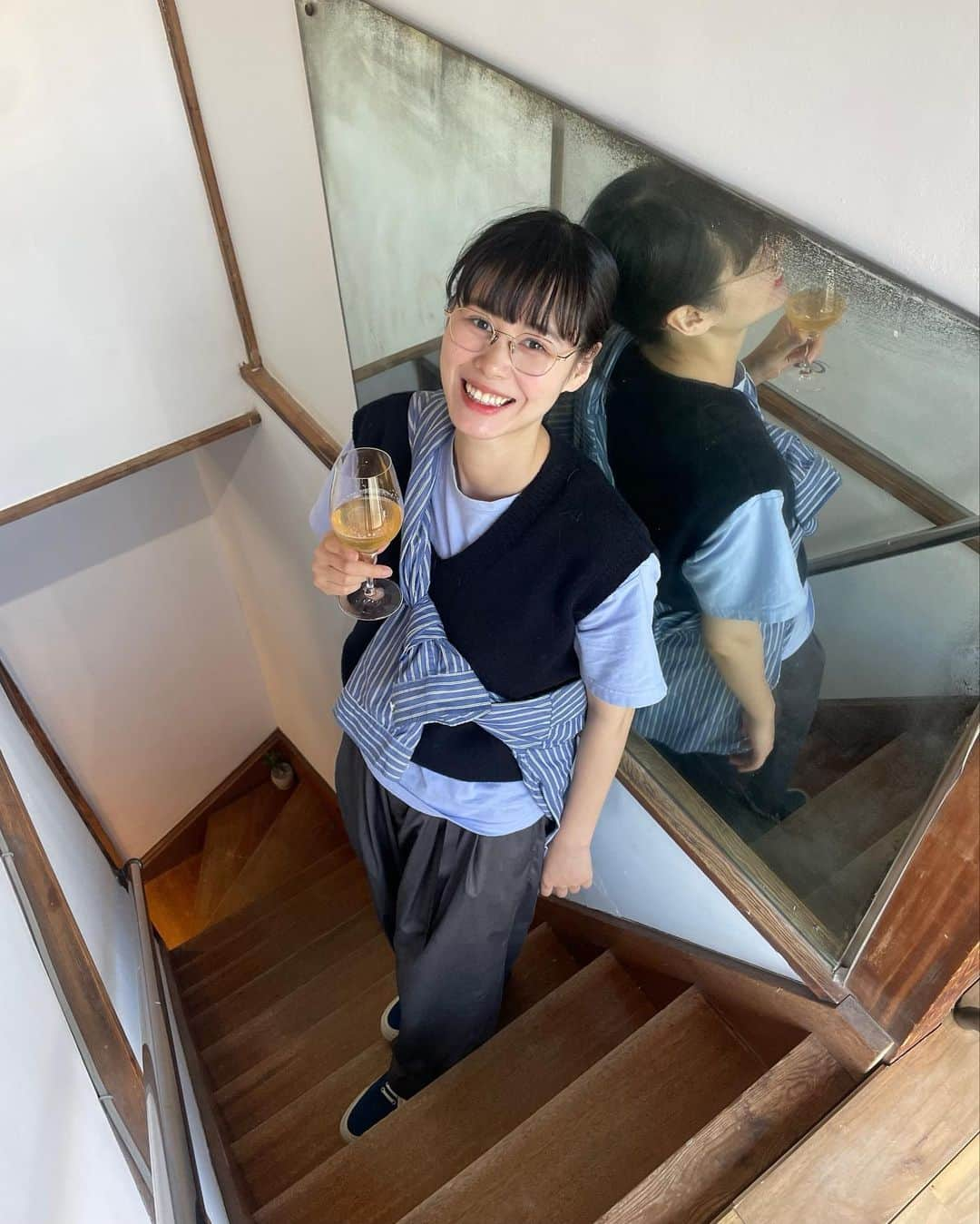 田中シェンさんのインスタグラム写真 - (田中シェンInstagram)「🍕👒🍦🌞🍷  Jacket @barbour  Tshirts #vintage  Shirts @freaksstore_official  Pants @gramicci  Vest #vintage  Shoes @doekshoes  Bag @forksy_official   朝は寒く昼は暑い、 季節の変わり目の服は 工夫が必要ですね🤔  #幡ヶ谷カフェ  @kasiki__  念願の#kasiki へ今日はアイスと ワインをいただきにいきました。 アイスもワインも大人🍷 店内の空間はマラケシュのようで (行ったことはない)春のアイスサンデー 春よもぎのアイスが自分も大人に なったんだなって気分にしてくれました💯 2階では催事をしていて お祭り気分で楽しかった。  @pizza__la_official  幡ヶ谷のピザーラさんでは、 一枚買うと2枚目無料キャンペーンを していて、大人5人でLサイズ2枚を ペロリしました🍕お得だし満腹。 感謝です☺️💯  明日は一粒万倍日、 将来に向けての種蒔きにとても 良い日みたいです☺️ みなさんどんな種蒔きしますか？  #kasiki is ice cream shop 🍦 located in #hatagaya .  They have shop made ice cream that’s  good with wine 🍷🌈  space is also amazing .  It’s worth it to drop by !  #幡ヶ谷グルメ #幡ヶ谷駅 #幡ヶ谷スイーツ  #アイスクリーム部 #アイスクリーム屋さん  #屋上ガーデン #屋上リビング #屋上グランピング  #ピクニックコーデ #ピクニック日和☀️  #picnicparty #ピクニック部 #春分の日🌸  #hatagayacity ##gramiccipants #barbourjackets  #バブアー女子 #バブアーコーデ #huntara  #tokyolifestyle #thechnology #春コーデ2023  #メガネ女子👓 #glassesgirl🤓 #東京観光スポット」3月20日 19時51分 - shen_tanaka