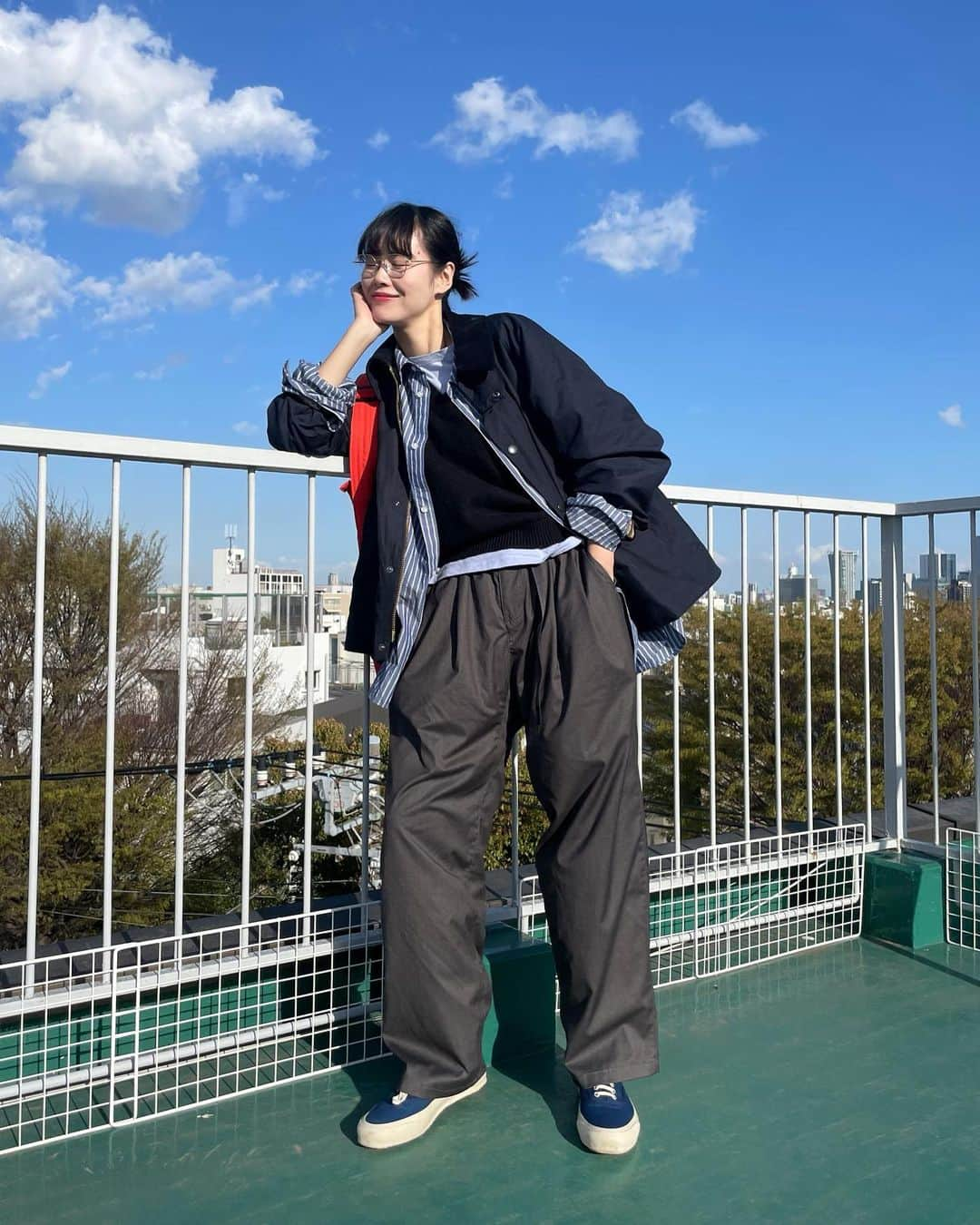 田中シェンさんのインスタグラム写真 - (田中シェンInstagram)「🍕👒🍦🌞🍷  Jacket @barbour  Tshirts #vintage  Shirts @freaksstore_official  Pants @gramicci  Vest #vintage  Shoes @doekshoes  Bag @forksy_official   朝は寒く昼は暑い、 季節の変わり目の服は 工夫が必要ですね🤔  #幡ヶ谷カフェ  @kasiki__  念願の#kasiki へ今日はアイスと ワインをいただきにいきました。 アイスもワインも大人🍷 店内の空間はマラケシュのようで (行ったことはない)春のアイスサンデー 春よもぎのアイスが自分も大人に なったんだなって気分にしてくれました💯 2階では催事をしていて お祭り気分で楽しかった。  @pizza__la_official  幡ヶ谷のピザーラさんでは、 一枚買うと2枚目無料キャンペーンを していて、大人5人でLサイズ2枚を ペロリしました🍕お得だし満腹。 感謝です☺️💯  明日は一粒万倍日、 将来に向けての種蒔きにとても 良い日みたいです☺️ みなさんどんな種蒔きしますか？  #kasiki is ice cream shop 🍦 located in #hatagaya .  They have shop made ice cream that’s  good with wine 🍷🌈  space is also amazing .  It’s worth it to drop by !  #幡ヶ谷グルメ #幡ヶ谷駅 #幡ヶ谷スイーツ  #アイスクリーム部 #アイスクリーム屋さん  #屋上ガーデン #屋上リビング #屋上グランピング  #ピクニックコーデ #ピクニック日和☀️  #picnicparty #ピクニック部 #春分の日🌸  #hatagayacity ##gramiccipants #barbourjackets  #バブアー女子 #バブアーコーデ #huntara  #tokyolifestyle #thechnology #春コーデ2023  #メガネ女子👓 #glassesgirl🤓 #東京観光スポット」3月20日 19時51分 - shen_tanaka