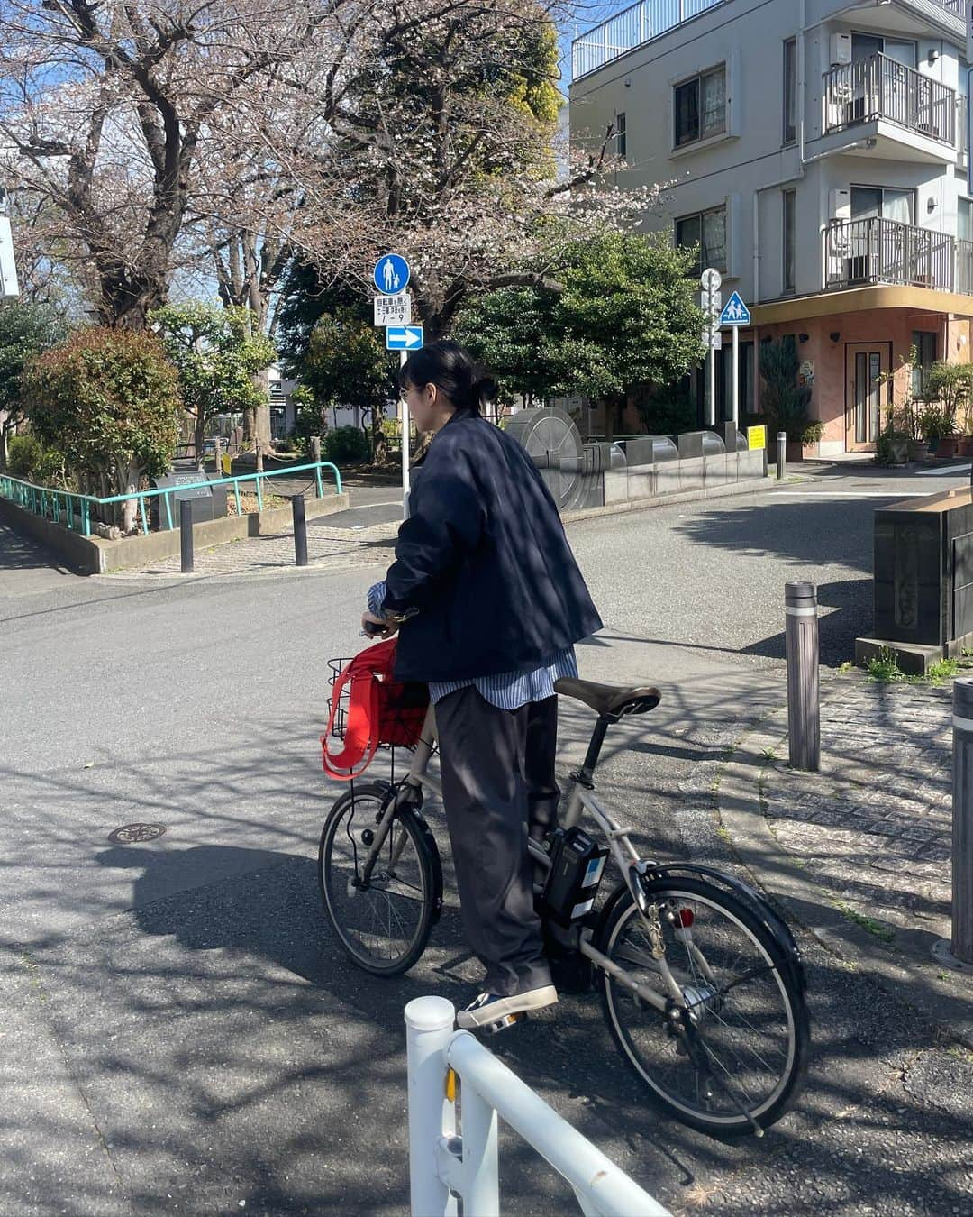 田中シェンさんのインスタグラム写真 - (田中シェンInstagram)「🍕👒🍦🌞🍷  Jacket @barbour  Tshirts #vintage  Shirts @freaksstore_official  Pants @gramicci  Vest #vintage  Shoes @doekshoes  Bag @forksy_official   朝は寒く昼は暑い、 季節の変わり目の服は 工夫が必要ですね🤔  #幡ヶ谷カフェ  @kasiki__  念願の#kasiki へ今日はアイスと ワインをいただきにいきました。 アイスもワインも大人🍷 店内の空間はマラケシュのようで (行ったことはない)春のアイスサンデー 春よもぎのアイスが自分も大人に なったんだなって気分にしてくれました💯 2階では催事をしていて お祭り気分で楽しかった。  @pizza__la_official  幡ヶ谷のピザーラさんでは、 一枚買うと2枚目無料キャンペーンを していて、大人5人でLサイズ2枚を ペロリしました🍕お得だし満腹。 感謝です☺️💯  明日は一粒万倍日、 将来に向けての種蒔きにとても 良い日みたいです☺️ みなさんどんな種蒔きしますか？  #kasiki is ice cream shop 🍦 located in #hatagaya .  They have shop made ice cream that’s  good with wine 🍷🌈  space is also amazing .  It’s worth it to drop by !  #幡ヶ谷グルメ #幡ヶ谷駅 #幡ヶ谷スイーツ  #アイスクリーム部 #アイスクリーム屋さん  #屋上ガーデン #屋上リビング #屋上グランピング  #ピクニックコーデ #ピクニック日和☀️  #picnicparty #ピクニック部 #春分の日🌸  #hatagayacity ##gramiccipants #barbourjackets  #バブアー女子 #バブアーコーデ #huntara  #tokyolifestyle #thechnology #春コーデ2023  #メガネ女子👓 #glassesgirl🤓 #東京観光スポット」3月20日 19時51分 - shen_tanaka