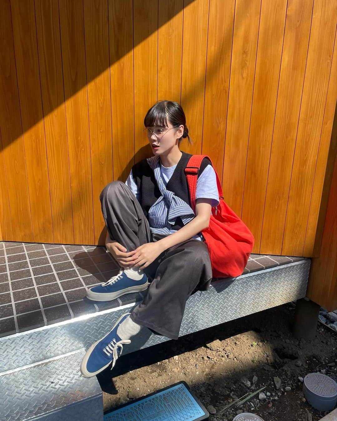 田中シェンさんのインスタグラム写真 - (田中シェンInstagram)「🍕👒🍦🌞🍷  Jacket @barbour  Tshirts #vintage  Shirts @freaksstore_official  Pants @gramicci  Vest #vintage  Shoes @doekshoes  Bag @forksy_official   朝は寒く昼は暑い、 季節の変わり目の服は 工夫が必要ですね🤔  #幡ヶ谷カフェ  @kasiki__  念願の#kasiki へ今日はアイスと ワインをいただきにいきました。 アイスもワインも大人🍷 店内の空間はマラケシュのようで (行ったことはない)春のアイスサンデー 春よもぎのアイスが自分も大人に なったんだなって気分にしてくれました💯 2階では催事をしていて お祭り気分で楽しかった。  @pizza__la_official  幡ヶ谷のピザーラさんでは、 一枚買うと2枚目無料キャンペーンを していて、大人5人でLサイズ2枚を ペロリしました🍕お得だし満腹。 感謝です☺️💯  明日は一粒万倍日、 将来に向けての種蒔きにとても 良い日みたいです☺️ みなさんどんな種蒔きしますか？  #kasiki is ice cream shop 🍦 located in #hatagaya .  They have shop made ice cream that’s  good with wine 🍷🌈  space is also amazing .  It’s worth it to drop by !  #幡ヶ谷グルメ #幡ヶ谷駅 #幡ヶ谷スイーツ  #アイスクリーム部 #アイスクリーム屋さん  #屋上ガーデン #屋上リビング #屋上グランピング  #ピクニックコーデ #ピクニック日和☀️  #picnicparty #ピクニック部 #春分の日🌸  #hatagayacity ##gramiccipants #barbourjackets  #バブアー女子 #バブアーコーデ #huntara  #tokyolifestyle #thechnology #春コーデ2023  #メガネ女子👓 #glassesgirl🤓 #東京観光スポット」3月20日 19時51分 - shen_tanaka