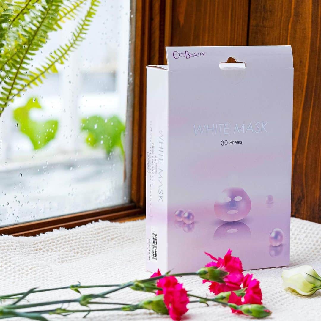 COSBEAUTY(コスビューティー)のインスタグラム：「\アンバランスシーズン／マスク選びのポイント💕  美顔器のイオン誘導に使うシートマスク選び　皆さんはこだわりありますか？　　  お肌が敏感な時期は特に気を付けたい成分選びがポイントです♡すべての人に皮膚刺激がないわけではありませんが、「パッチテスト済み」や「アレルギーテスト済み」の表記を確認💕  イオン誘導は成分を小さくイオン化して角質層まで浸透させる機能です♪そのためあらゆる成分を浸透する特性もあります。  ▶︎防腐剤、アルコール、エタノール、合成香料はお肌が敏感な時はなるべく避けて、お肌が喜ぶスキンケアタイムをお過ごし下さいね🌸🌸  #cosbeauty #コスビューティー#美白ケア #美容 #instagram #insta」
