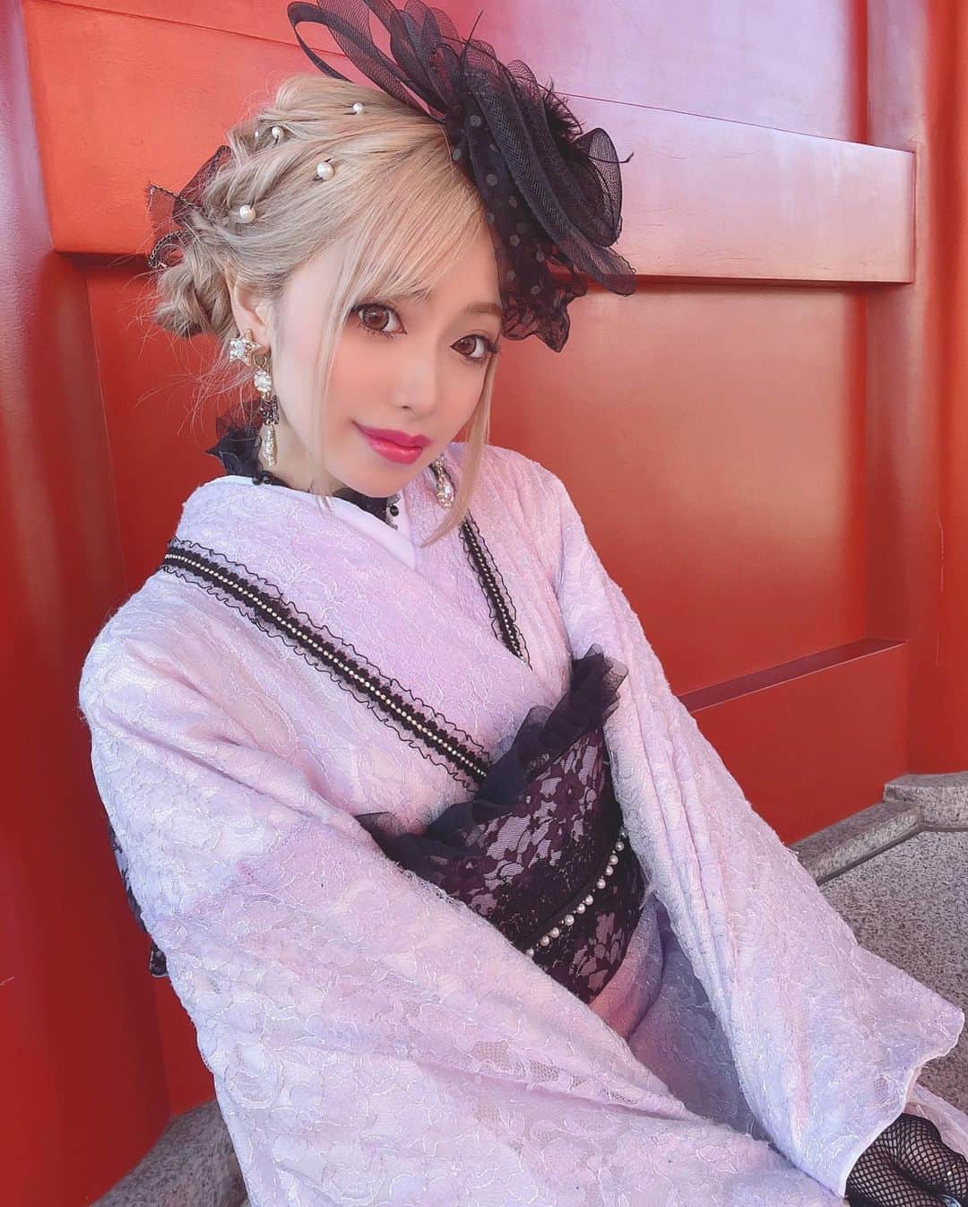 のインスタグラム：「ずっと着てみたかったレースの浴衣で浅草いってきたよ💜🖤 紫×黒はかわいすぎるんよ。 しばらく着物の投稿するけど許してね‪^_−‪☆  #歌舞伎町 #キャバ嬢 #キャバクラ #美人茶屋 #美神絵梨華 #ショートカット #金髪 #ギャル #着物 #浅草 #花見 #レース #紫 #浴衣 #ゴスロリ」