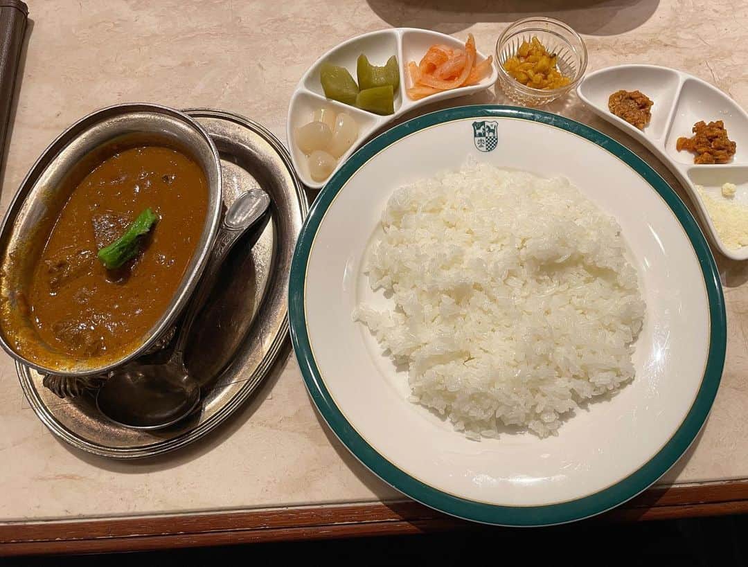 岡峰光舟さんのインスタグラム写真 - (岡峰光舟Instagram)「新宿の老舗中村屋。 しかしその美味さにちゃんと気づけたのは意外と最近だな〜。この日はビーフのやつにしたけど、元祖チキンのやつがやっぱ一番好きだな！ 薬味が6つもつくからな！試して迷ってるうちに食べ終わるからな！このビーフに関しては7つだからな！ 俺このバスタブみたいなやつから一気にぶちまけるタイプの人間です。#カレー #中村屋」3月20日 19時47分 - kohshuokamine