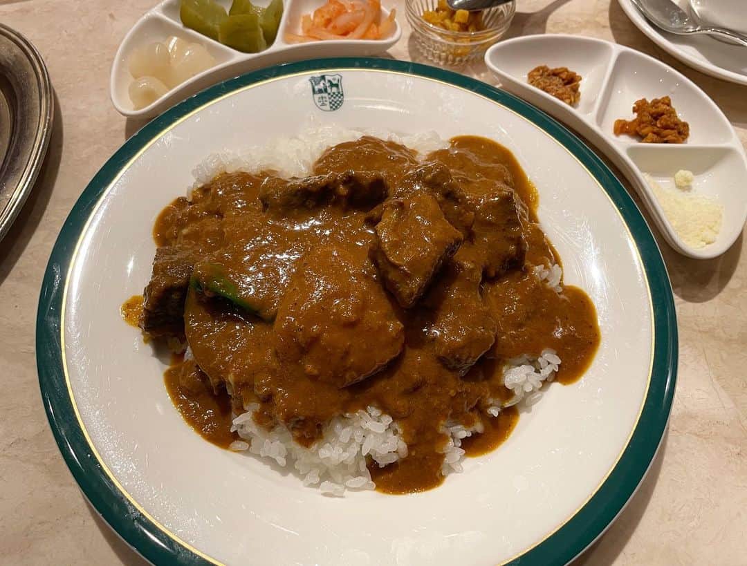 岡峰光舟さんのインスタグラム写真 - (岡峰光舟Instagram)「新宿の老舗中村屋。 しかしその美味さにちゃんと気づけたのは意外と最近だな〜。この日はビーフのやつにしたけど、元祖チキンのやつがやっぱ一番好きだな！ 薬味が6つもつくからな！試して迷ってるうちに食べ終わるからな！このビーフに関しては7つだからな！ 俺このバスタブみたいなやつから一気にぶちまけるタイプの人間です。#カレー #中村屋」3月20日 19時47分 - kohshuokamine