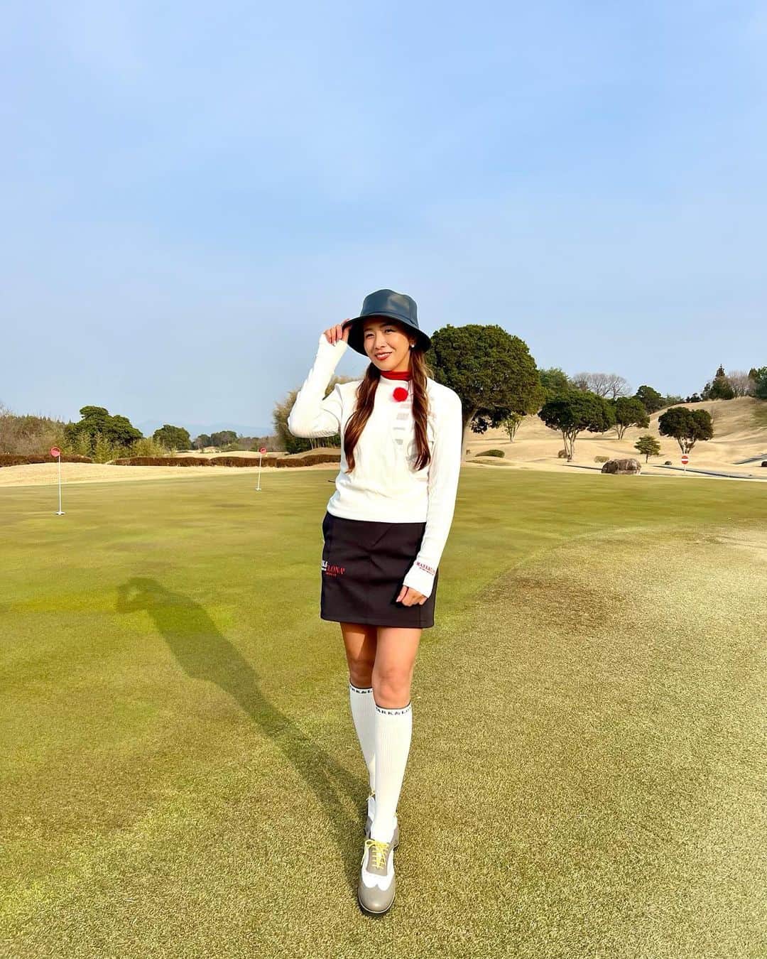 サブのインスタグラム：「この日の衣装♡  @markandlonaのウェアにバケハを合わせたよ⛳️  #ゴルフ #ゴルフウェア #ゴルフ番組 #衣装 #マークアンドロナ #かっこいい #ゴルフタレント #ゴルフ女子 #ゴルフ好きな人と繋がりたい  #ゴルフコーデ #春ゴルフ #春ゴルフコーデ  #golf #golfwear  #golfgirl  #golflife #enjoygolf #バケハ #バケハコーデ」