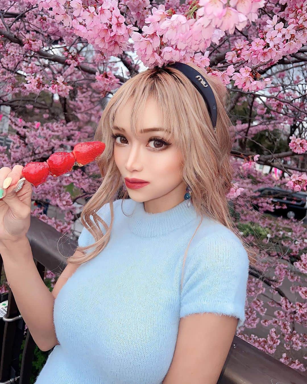 のインスタグラム：「. . The cherry blossoms have started blooming🥰💞I want to go see different kinds of cherry blossoms!(´▽｀)🌟🌟 . .🌸の季節がやってきましたょ🥰🌟浅草の🌸さくらはぼちぼちでしたぁ💚💙 . .今週はそろそろいい感じになってそうだなぁ🫠🧡次はどこのさくらを見に行こうかなぁ(๑و•̀Δ•́)و💞 . .初めていちご飴食べたんやけど普通に美味しかった🤣💓また、食べたいなぁ♡‿(･×･)‿♡🌟🌟 . . . . . . . . . . . . .#浅草 #浅草観光 #浅草の桜 #お花見スポット #sakura #sakuraharuno #ギャル #ギャルコーデ #ギャルメイク #いちご飴」