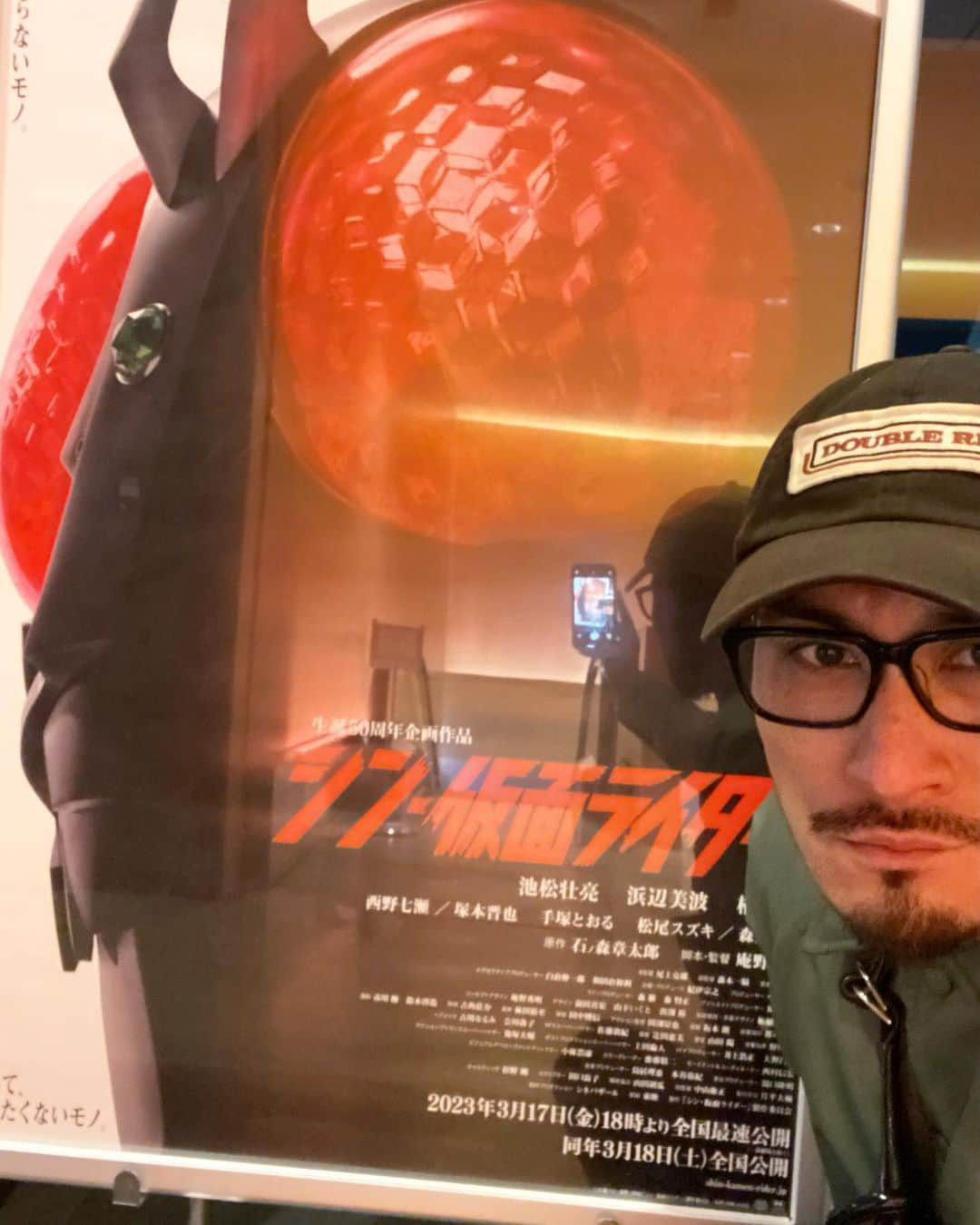 高木勝也のインスタグラム：「シン  バイクに跨り映画館へ行く。  そう。  『シン・仮面ライダー』を見る。  これまでの俳優人生で心はしっかりと持ち合わせている。  図らずとも偶然、緑のジャケットを着ていたのはそういうことなのだ。どういうことなのだ。  そして映画を見終わり。  再びバイクに跨り風を切り走り出す。  完璧だ。  完全にぺきだ。と思った。  しかし。  気付いたのだ。  していなかった。  赤いマフラーを。  うるさ。何言ってんだ。笑  シン・仮面ライダー見ましたぜいっ(^^)  皆さんもご覧になりましたか？ #シン仮面ライダー  #駆除班  #仮面ライダーアマゾンズ  #特撮  #今日も一日お疲れ様でした」