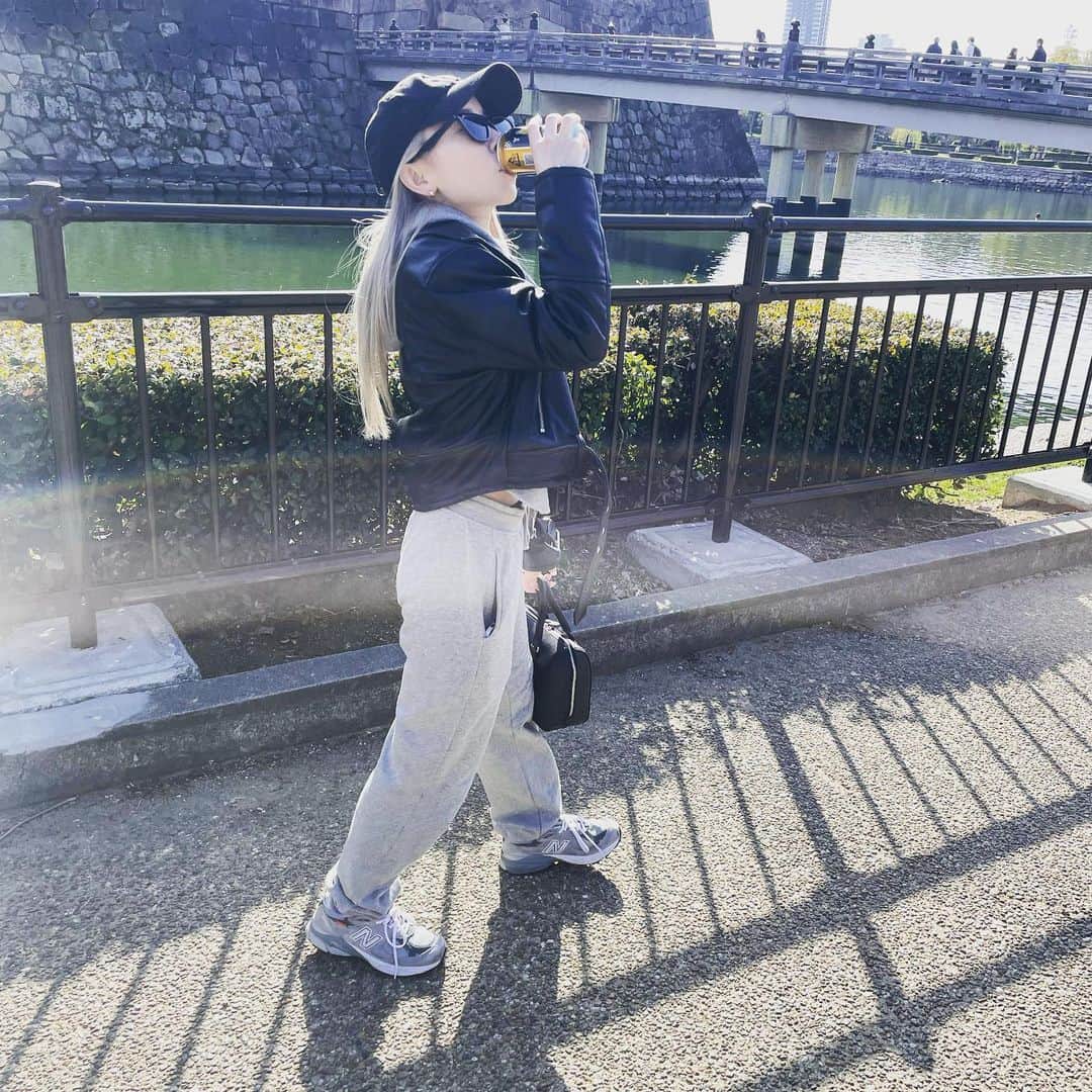 BLADeさんのインスタグラム写真 - (BLADeInstagram)「ノリで大阪城付近をさんぽ😏 都会は人が多いので、 すぐ森に帰りました。  #大阪城公園」3月20日 19時56分 - yuki_azuma1989