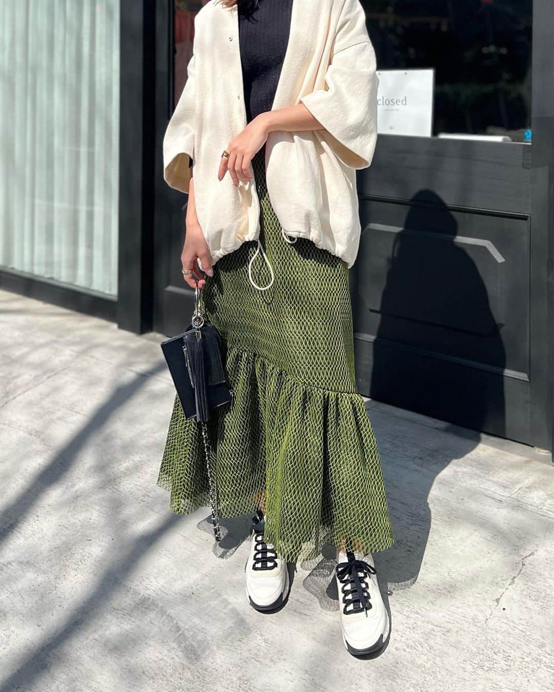 石黒美帆さんのインスタグラム写真 - (石黒美帆Instagram)「. 🌿 ⁡ @stunninglure のデニムジャケット バックプリントもゆるっとしたシルエットも とても可愛いくて。 お気に入りのグリーンのスカートと合わせて🐒♡ ⁡ ⁡ denimjacket#stunninglure #kurodenim  bag&skirt#mirem sneaker#CHANEL ⁡ ⁡ みんなでダンスしてブランチしての朝活だった日☀️ ⁡」3月20日 19時57分 - miho_ishiguro