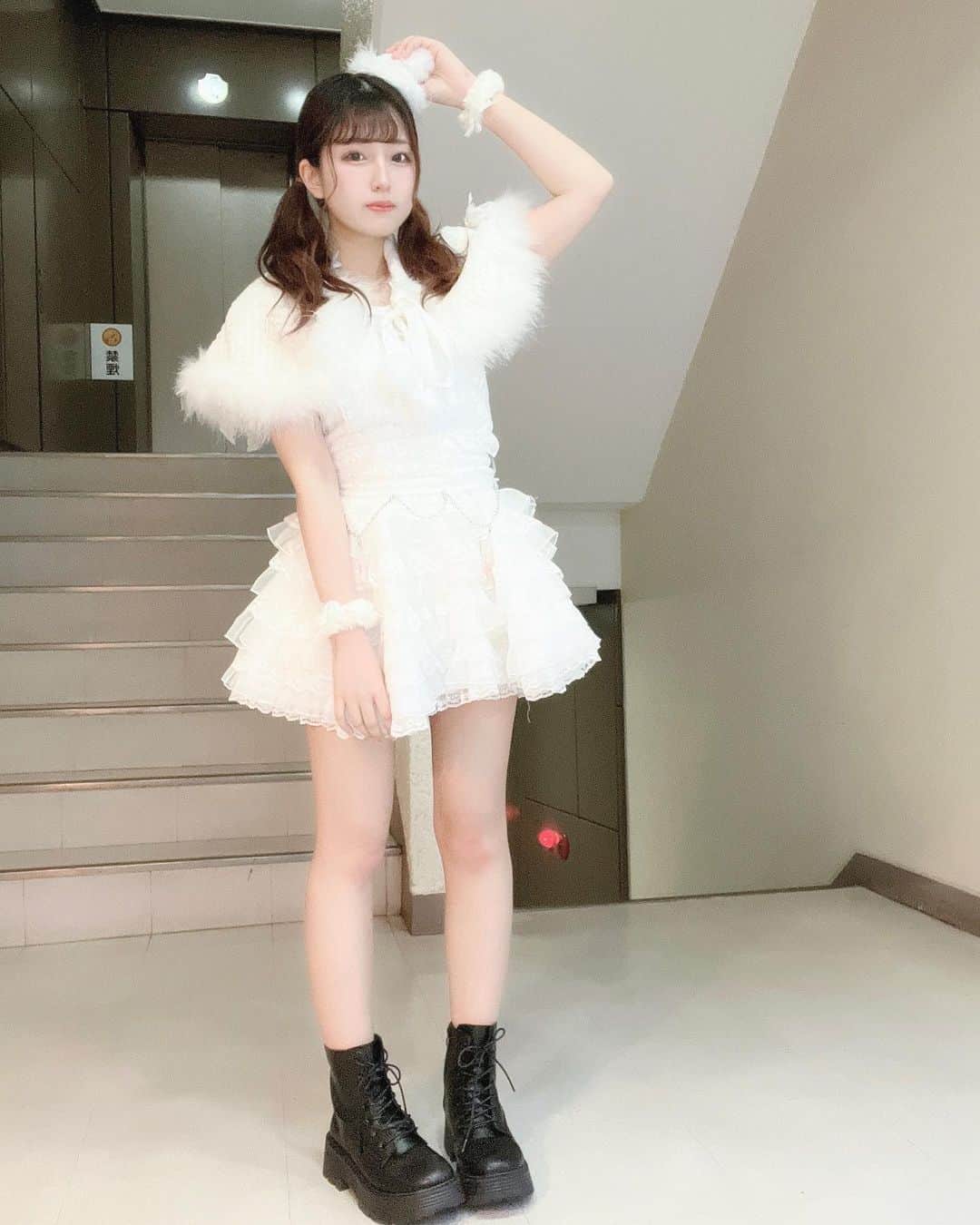 郷杏樹のインスタグラム：「. 全身はこんな感じでした👼 りおちゃんがプロデュースした衣装!! かわいすぎる！着れてうれしい💎 次回からは通常の私服出勤です🎗  #コンカフェ #コンカフェ衣装 #スナック #新宿 #歌舞伎町」