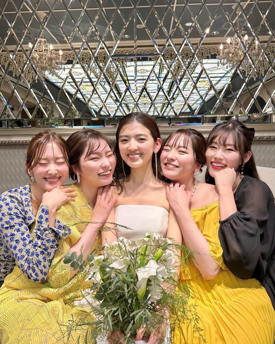 のインスタグラム：「Saya's wedding party💒💍  大好き @saya_hatai の 結婚式に大好きなみんなと☺️🫶  さやの花嫁姿は 絶対に綺麗だとわかってはいたけど 女神だったよ本当に、、、😭🌸  モデル姿はクールでかっこいいけど さやはいつもニコニコで 周りをあたたかくしてくれる とっても心優し〜い子🥹👏💗  すてきな旦那様と美男美女で 2人らしいとてもあたたかいお式でした🌞💐  末長くお幸せに💓💓💓  改めてこのメンバーは仕事で出会ったけど、 結婚しても子供ができても 家族ぐるみで仲良くしたい最高の友達たち😍🤝  #結婚式#weddingday」