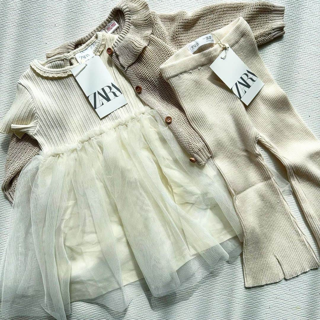 三浦あくりさんのインスタグラム写真 - (三浦あくりInstagram)「ZARA こどもたち服🫶🫶 . ZARAのかわいいお洋服set みにあくのお誕生日に あきなおばちんが送ってくれました🥹 毎年ちびあくみにあくの記念日をお祝いしてくれてありがとう🫶 お下がりが多い妹ちゃんだから 新しいお洋服とっても嬉しい🥹🤍🤍 ありがとう🤍🤍🤍 @akina___325  . ２枚目はミニーちゃん大好きなちびあくに❤️」3月20日 20時01分 - akurimiura