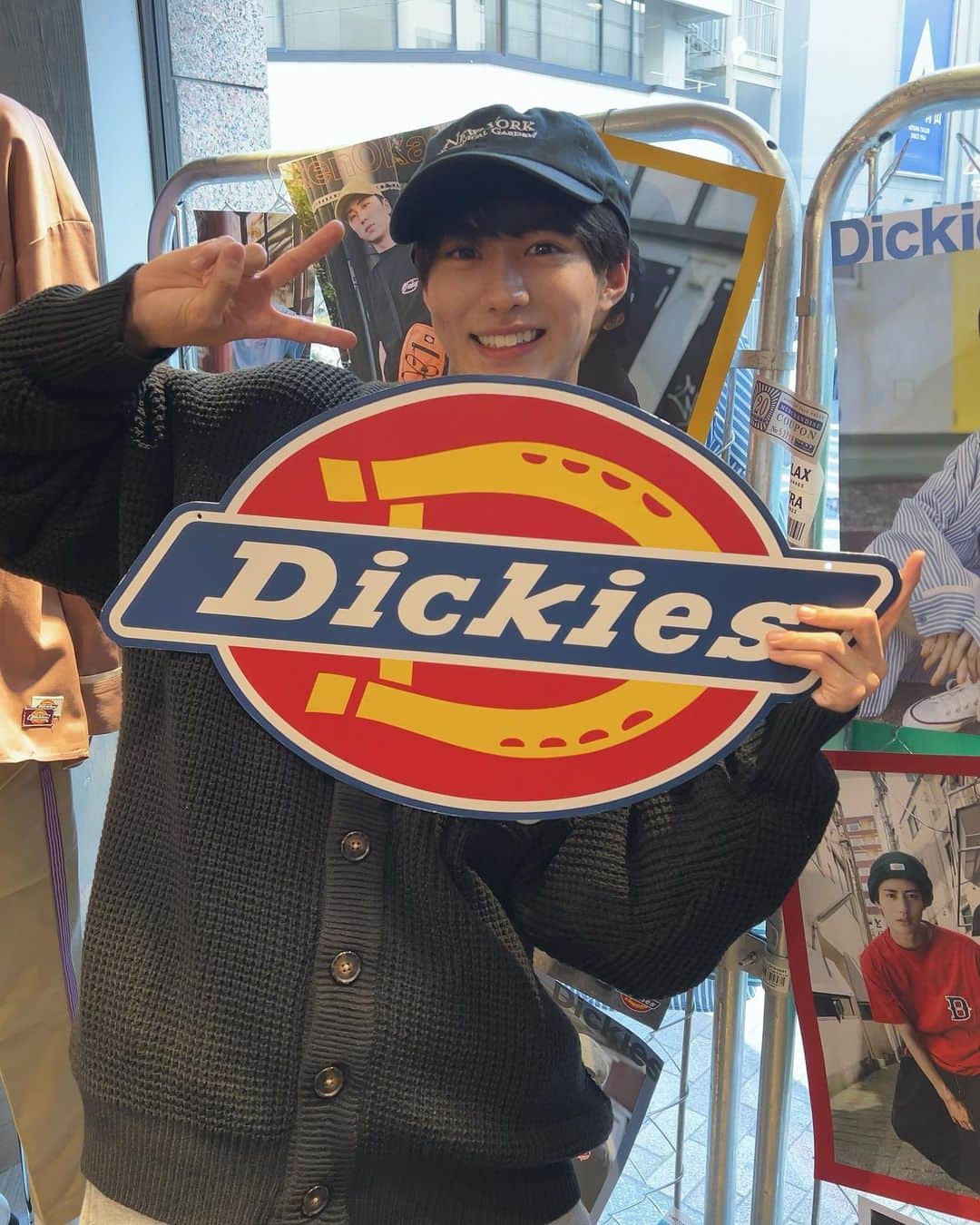 のインスタグラム：「ライトオンさんのPOPUPに遊びに行ってきました〜！🥳  店内がぎゅっとストリートかっこよかったし、2枚目のビジュアルムービーも店内でで流れててファンの子が頑張って写真撮ってたと聞いて嬉しかった🤭😖  ちなみに、自分が見た時は3回連続自分出てきて運がいいと言われたのでみんなも試してみてほしい！✋  #ライトオン #streetlike #Dickiesworkwear  #Dickies」