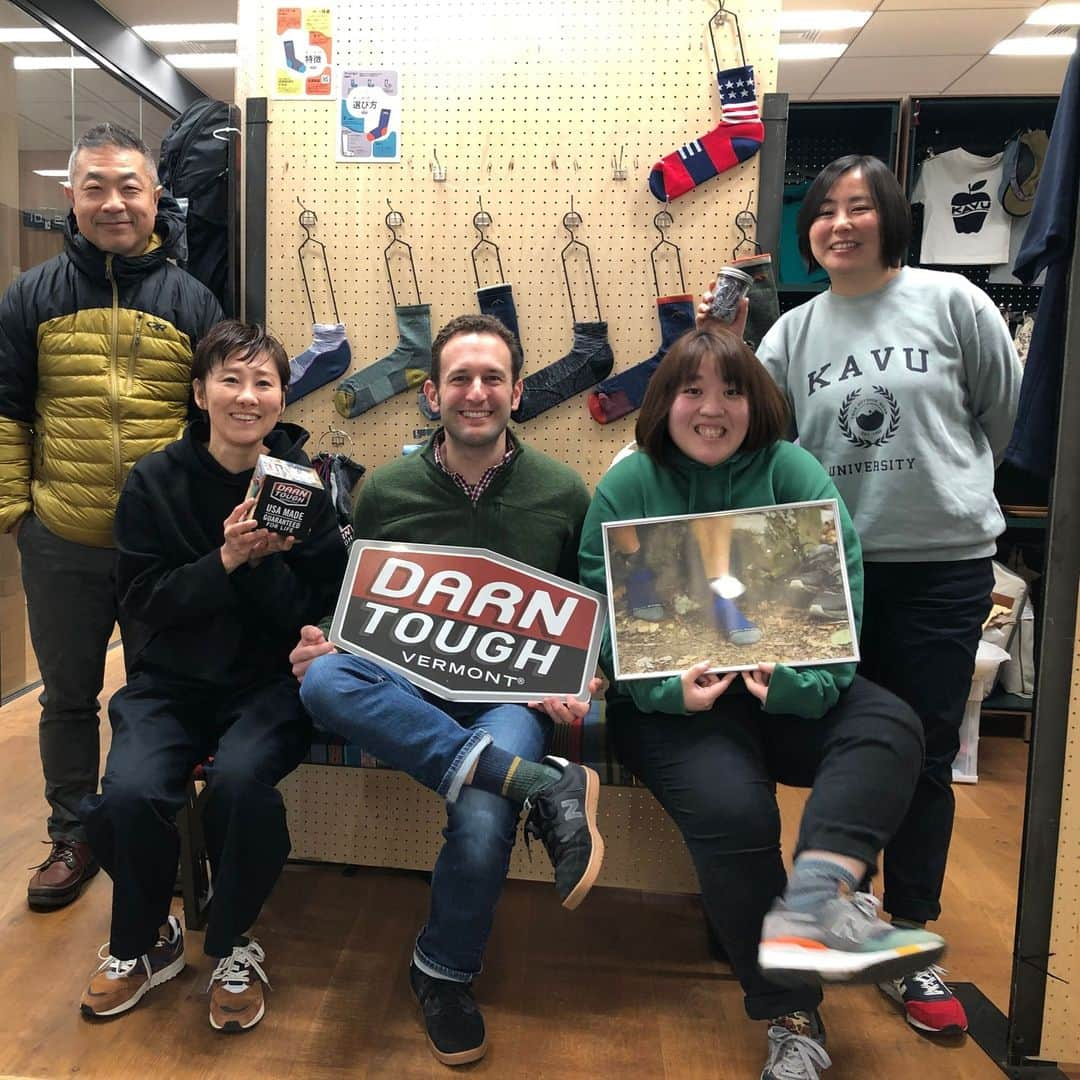 A&F Corporationのインスタグラム：「#darntough #darntoughsocks #ダーンタフ #ダーンタフソックス より ちょっと間をあけてしまいスミマセン！来日ブランドシリーズが止まりません　今回は、アメリカはバーモント州よりダーンタフのインターナショナルセールスのジョーさんが来日してくれました。 . 彼も4年ぶりの来日！　ただ遊んでいる写真ばかりをアップしているように見えますが、ちゃんと意見をぶつけ合い、この国でのこのブランドをどうしていくべきかちゃんと議論もしておりまっす！ .. ちゃんと呑んで、遊んでもおりますが・・・・　 ... アメリカでも勢いは止まらずアメリカのソックスブランドの頂点を目指しているとのことでしたので、我々もそう有りたいと思っております。 #生涯保証 とその堅牢さ、頑丈さを武器にベッドに入るまで（下手するとベッドの上で寝そべっているときですら靴/靴下を履きっぱなしの・・・）靴下を履きっぱなしのアメリカ人が絶賛しお墨付きであるアメリカ製ブランドです。　どうぞ、なんとなくブランドの雰囲気を醸しているジョーさんを見ていただき、我々との仲の良さ、信頼度の高さを見ていただきしっていただければ幸いです。 #AandFCopr #AandF #AandFCountry #エイアンドエフ #エイアンドエフカントリー #madeinUSA #メイドインUSA #vermont #バーモント州 #バーモントカレーはりんごとはちみつが有名だからつけられた名前ですが彼らはカレーで有名だとは一ミリも知りません！ #入荷商品の紹介もしなければ・・・ #井深おつかれさま！ #そしてハカセありがとう！！」