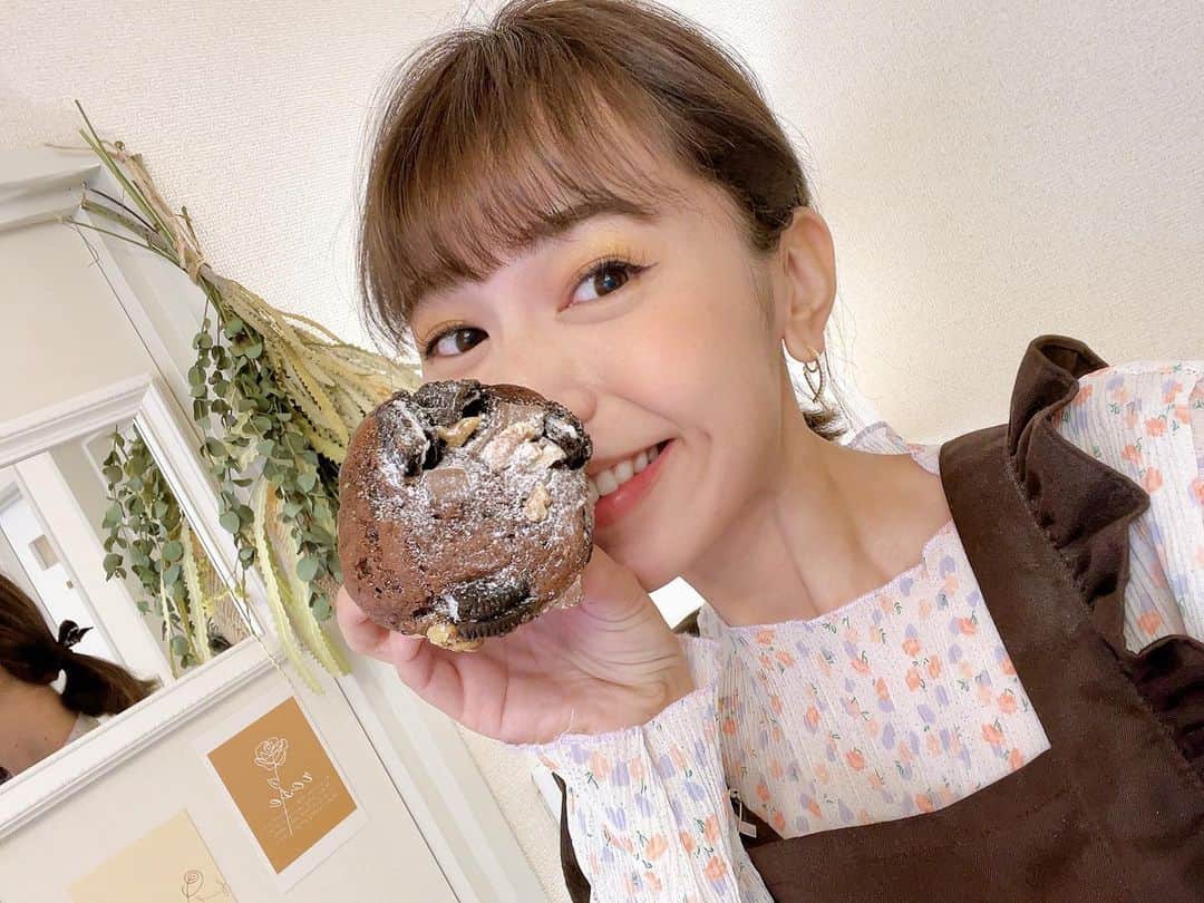 夏江紘実のインスタグラム：「. 今日は大きなチョコマフィン頂き頬張ってしまったよ🤤🍫 . 凄い賑やかなマフィンで美味しかった♡♡ ありがとう☺️💕💕 . #チョコレートマフィン  #マフィン #sweet #食べスタグラム」