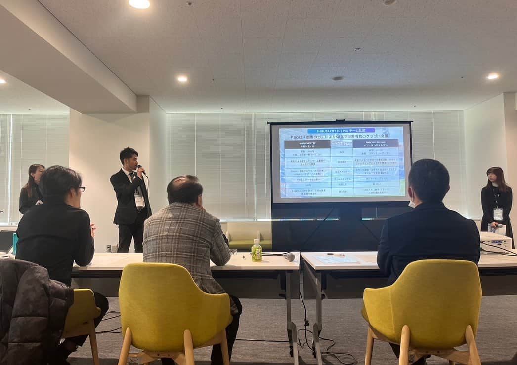 田中裕介さんのインスタグラム写真 - (田中裕介Instagram)「『渋谷をつなげる30人（第7期）』  半年間に渡るプロジェクトの発表が無事終了しました。  渋30（以下省略）は 地域のまちづくりのプレイヤーとして丁寧に選んだ 市民・企業・行政・NPOからの 30人のマルチステークホルダーが 約半年のプログラムで地域イノベーションを 協働するプログラムです。  【Day1】11/09 (水)：オリエンテーション／課題抽出 【Day2】12/14 (水)：企画プレゼン／チームビルディング 【Day3】01/16 (月)-20（金） ：オープンセッション 【Day4】02/08 (水） ：企画づくり 【Day5】03/15 (水） ：企画発表   このような半年のスケジュールでプロジェクトを創り渋谷区役所にて長谷部区長、澤田副区長の前で発表するものでした。  30人の中で元サッカー選手は私一人。 初回の顔合わせから聞いたことのない言葉や アイディアが飛び交いました。 年齢や職業がバラバラの人間が集まり、 渋谷という街から何かを創り出す。 今まで自分が経験したことのない時間を過ごしました。  実際に集まった回数は5日間ではなく、 チームでランチタイムに集まったり 仕事終了後に集まりプロジェクトを考えていきました。  最終的に私のチームは 渋谷で住む・働く・観光する海外出身の方々の孤独感・疎外感を解消し、心から渋谷の人々・街に 愛着を持てる 未来をつくりたい。 渋谷という街の魅力を海外へ発信してもらえるようなコミュニティ・コンテンツを創るプロジェクトの発表をしました。  『Be Shibuya an attractive soccer tourist city more than Paris! 渋谷をパリに負けないサッカー観光都市にする』supported by Team Shibuya Airport  ワールドスポーツである「サッカー」を通じた、 国籍を問わない地域コミュニティーブランドの創出を構想。  世界的な観光都市パリに拠点を構える パリ・サンジェルマンをベンチマークとし、 渋谷に拠点を構える「SHIBUYA CITY FC」が 海外の方にとって、「チーム渋谷」の一員という  アイデンティティを持てる存在となることをめざす。   このチームスローガンを持ち今後活動をしていきます。  半年の活動を通じ、多くの学びがありました。 渋谷という街の地域の奥深さや歴史、様々な職種の方との関わり、プロジェクトを0から創る行程、そして年齢や職種に関係なく集まったメンバーの方々の物事に対する熱意。 この渋30という組織で学ばせていただきました。  引き続きこの学びを次の自分の行動に活かしていきたいと思います‼︎  渋30の皆様、Team Shibuya Airport の皆様、渋谷区役所の皆様ありがとうございました。  #渋谷をつなげる30人 #長谷部健 #渋谷区長 #渋谷区役所 #SHIBUYA #TeamShibuyaairport #SHIBUYACITYFC #parissaintgermain」3月20日 20時11分 - yusuketanaka_official