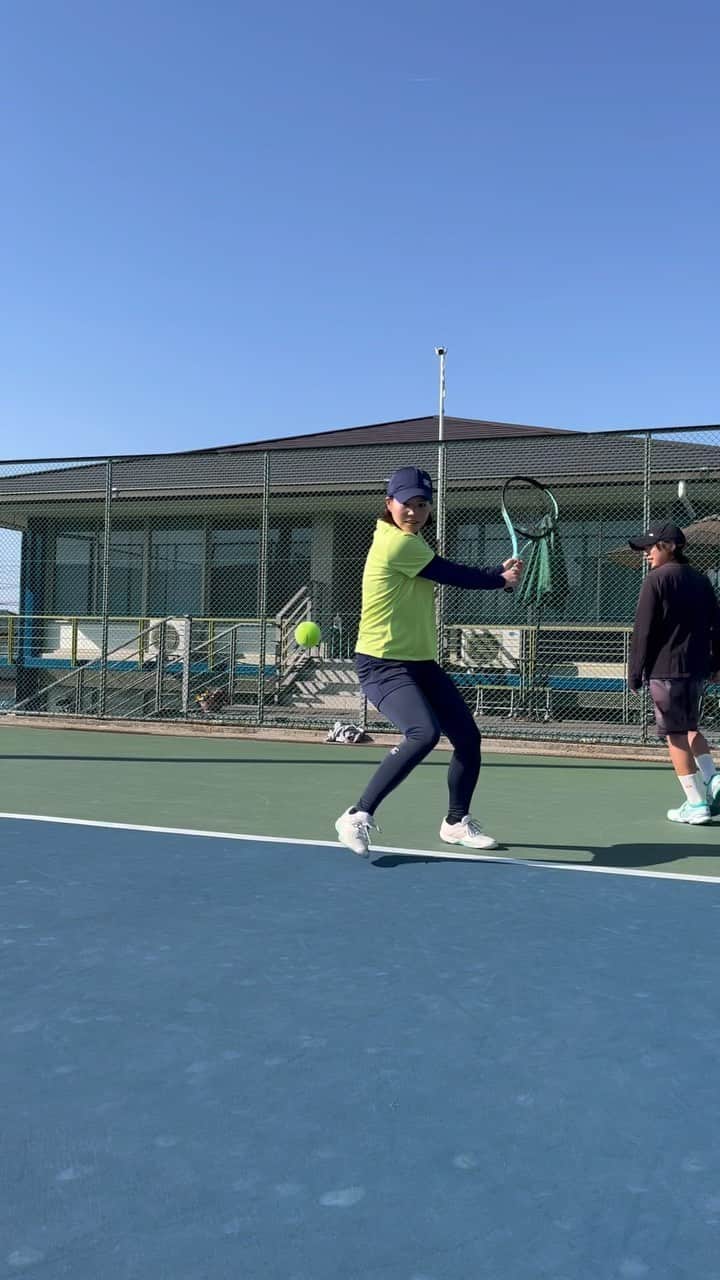 尾崎里紗のインスタグラム：「ジュニアとストロークバトル🎾✊🏻 ⁡ ⁡」