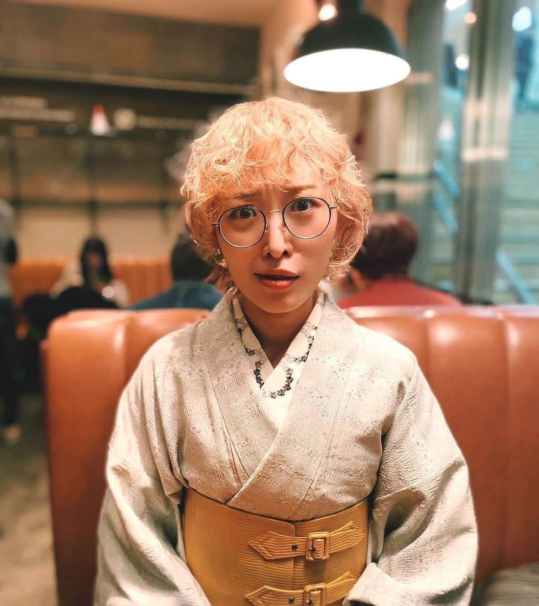 くまみきのインスタグラム：「着物でお出かけ👘 春だしいっぱい着なきゃ〜🌸！  今日は楽しい撮影だったのでお楽しみに🥰！  着物/いただきもの 帯ベルト/ @kimono_kapuki  半衿/ @kimonobynadeshiko   #着物 #着物コーディネート #着物コーデ #着物 #きもの #kimono  #着物女子 #kimonostyle #kimonofashion #japanesekimono  #もじゃもじゃ #くせ毛 #くせ毛を活かす #癖毛ショート #ショートヘア #ショートウルフ #めがね女子」