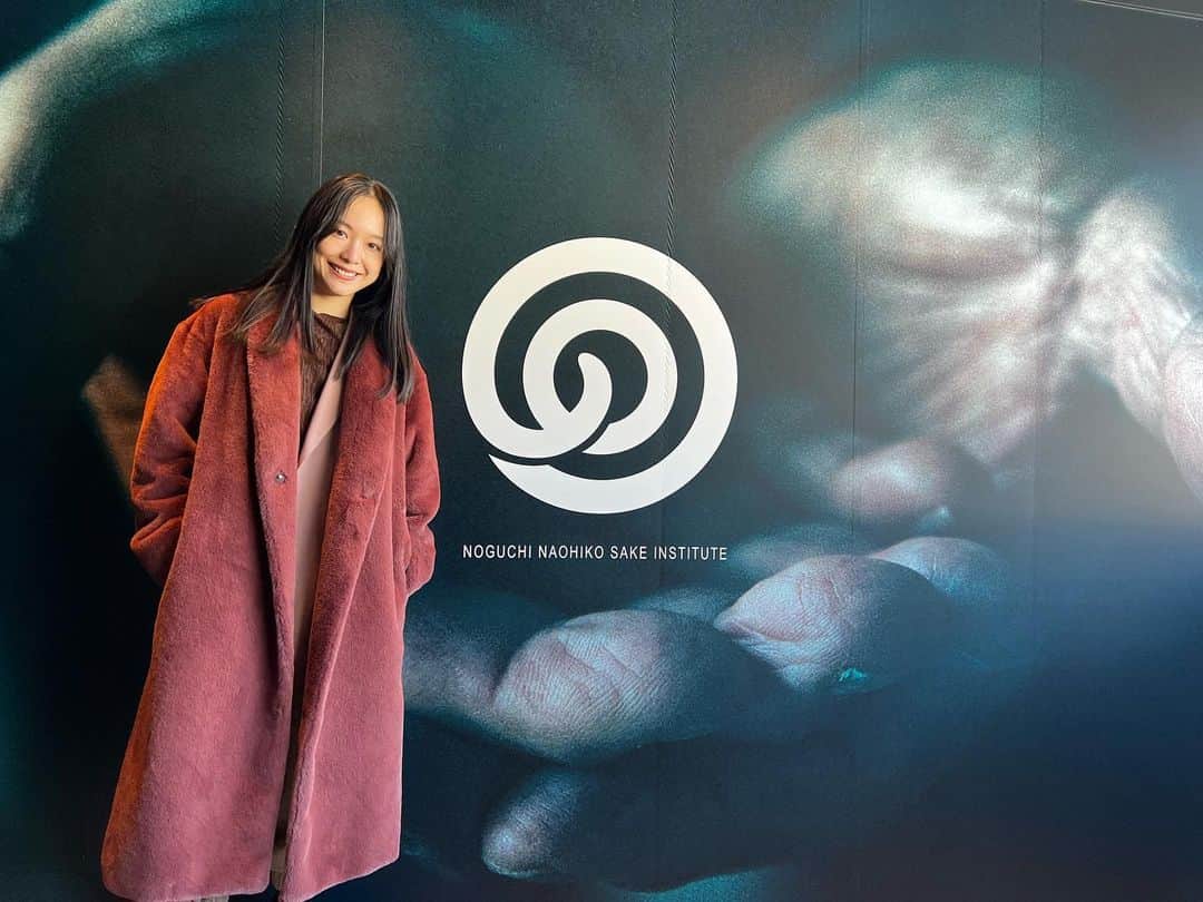 中上サツキのインスタグラム：「農口尚彦研究所(@noguchi_naohiko_official )では、テイスティングルームがありまして、予約制でこんな素敵なお部屋で、おつまみと共に色んな農口のお酒がいただけます🍶とても素敵な酒蔵さん‥また行きたい！  そして日本酒の神様と言われてる、農口さんのお仕事姿まで拝見できまして、私はもう幸せいっぱい胸いっぱいでございました✨  そしてどの日本酒も本当に美味しい…  小松の夜は、地元の飲み屋さんにて、ガスエビやら寒鰤やら白子やら…はぁ、何ていいところなんだ石川県💡 二月だったんでね、寒鰤とかあったけど、他の時期だといつがいいのかなぁ。 今度はお寿司食べたいなぁ。」