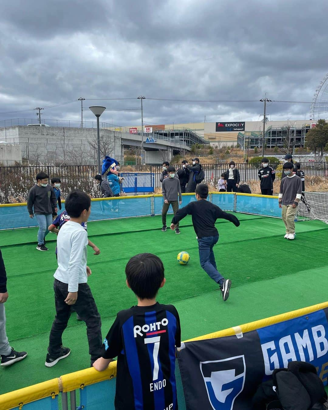 横谷繁さんのインスタグラム写真 - (横谷繁Instagram)「ガンバ大阪の試合の2時間ほど前からスタジアムの外でサッカー体験できます！ この間はサンガ時代の先輩原一樹くんにも会いました！ ガンバボーイも来てくれたので写真撮ってもらいました！ お待ちしております！  #ガンバ大阪 #ガンバ大阪スクール #原一樹 #愛媛FC今季初勝利」3月20日 20時16分 - yokotani_shigeru