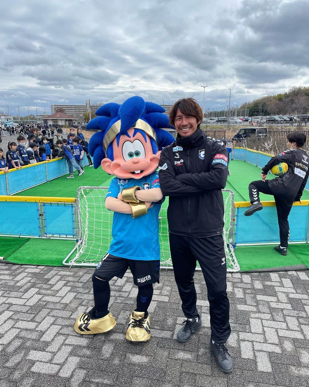 横谷繁さんのインスタグラム写真 - (横谷繁Instagram)「ガンバ大阪の試合の2時間ほど前からスタジアムの外でサッカー体験できます！ この間はサンガ時代の先輩原一樹くんにも会いました！ ガンバボーイも来てくれたので写真撮ってもらいました！ お待ちしております！  #ガンバ大阪 #ガンバ大阪スクール #原一樹 #愛媛FC今季初勝利」3月20日 20時16分 - yokotani_shigeru