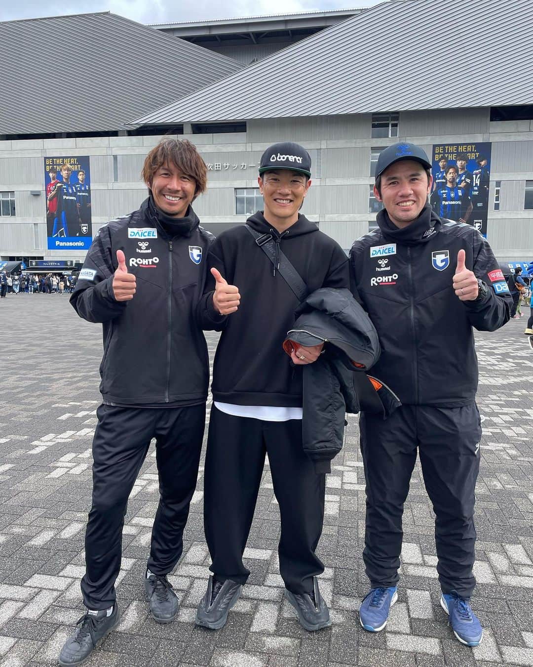 横谷繁さんのインスタグラム写真 - (横谷繁Instagram)「ガンバ大阪の試合の2時間ほど前からスタジアムの外でサッカー体験できます！ この間はサンガ時代の先輩原一樹くんにも会いました！ ガンバボーイも来てくれたので写真撮ってもらいました！ お待ちしております！  #ガンバ大阪 #ガンバ大阪スクール #原一樹 #愛媛FC今季初勝利」3月20日 20時16分 - yokotani_shigeru
