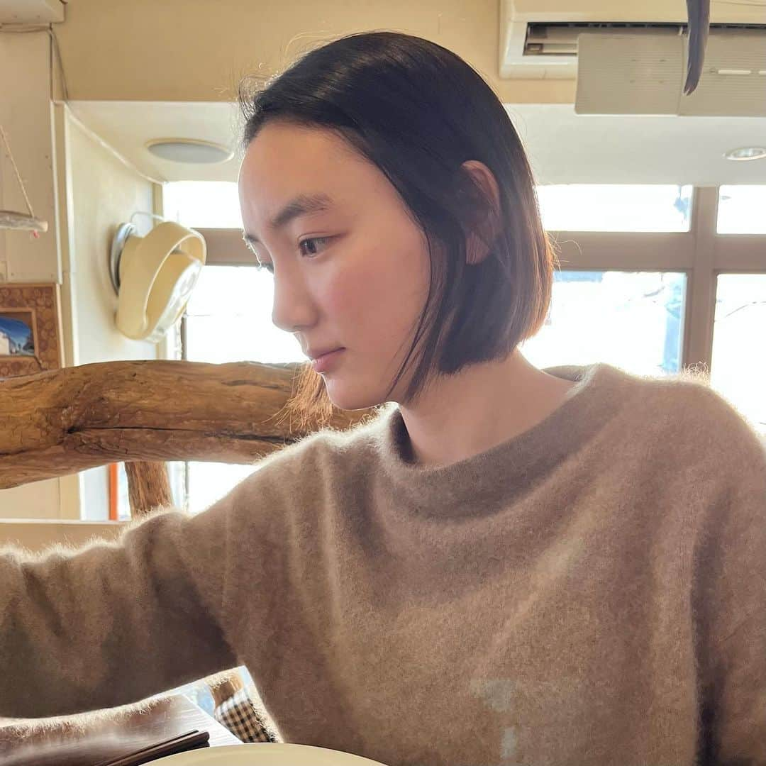 亘理舞のインスタグラム：「in ゆる休日 ふわふわニットを着て こたつカフェに行きました〜 ・ ・ ・ ・ ・ ・ #こたつカフェ#こたつテーブル#ミニボブスタイル#顎ラインボブ#ストレートボブ#メガネ女子👓#人生初ボブ#黒髪ボブ#ボブヘア#横顔シリーズ#前髪長めボブ#ぼぶへあー#ボブカット#ボブ女子#ボ部#ボブヘアー#亘理舞」