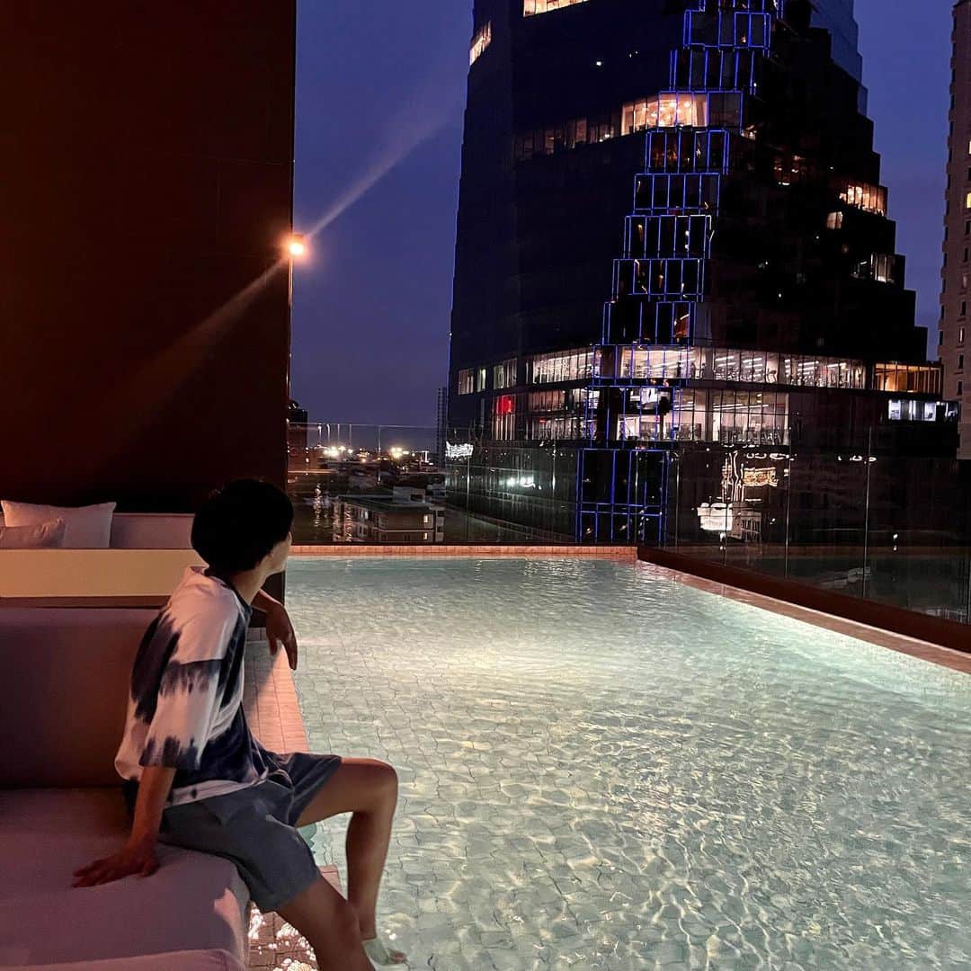 佐藤颯人のインスタグラム：「バンコクのASCOTTホテル素敵な場所だったな〜！夜の雰囲気も最高✨ 明日もタイ現地でのYouTubeが上がるのでお楽しみに😁  #佐藤三兄弟 #タイ #バンコク #タイ旅行 #タイ観光大使 #ascott #thailand #bangkok」