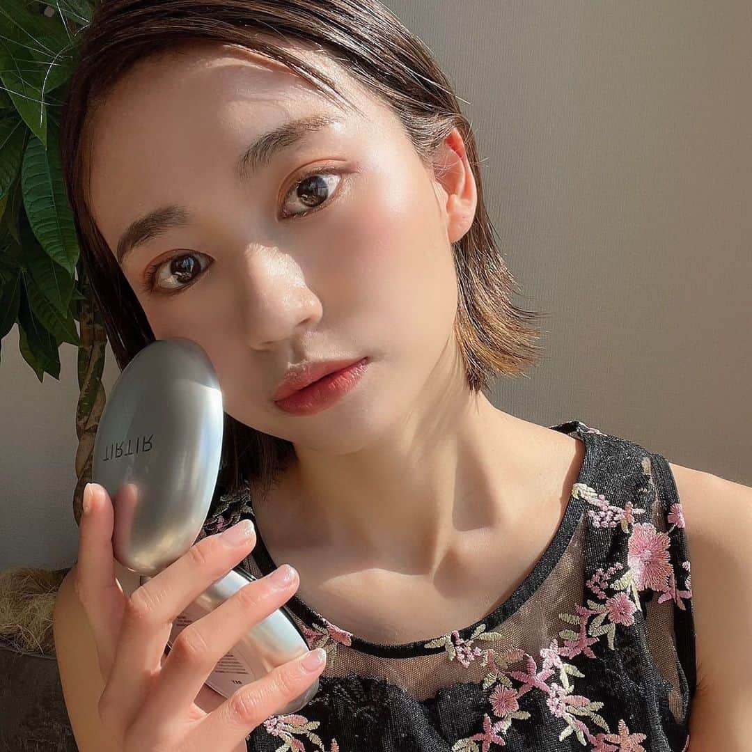 近藤美月のインスタグラム：「私が普段から愛用しているTIRTIRの、 マスクフィットシリーズから4月5日に新商品が出るみたいなのでレポ✍️💗 ⁡ 付けたときから、72時間持続するらしい🕑♡お肌に密着してメイク崩れしづらくなるよ☺︎  ホワイトヒアルロン酸やシラカバ樹液も含まれてるから、しっとり＆ツヤある仕上がり（ナチュラルな水光肌）に🫧 クッションファンデは手も汚れないし、ホント便利すぎる🥹 ⁡ メイク直しの際に使うことが多いんだけど、メイク崩れも直しやすいし、ツヤっと仕上がるよ♡ ⁡ ⁡ ⁡ ⁡ ⁡ #TIRTIR #マスクフィットオーラクッション #sponsored #最強ベース #マスクフィット #マスクフィットシリーズ」