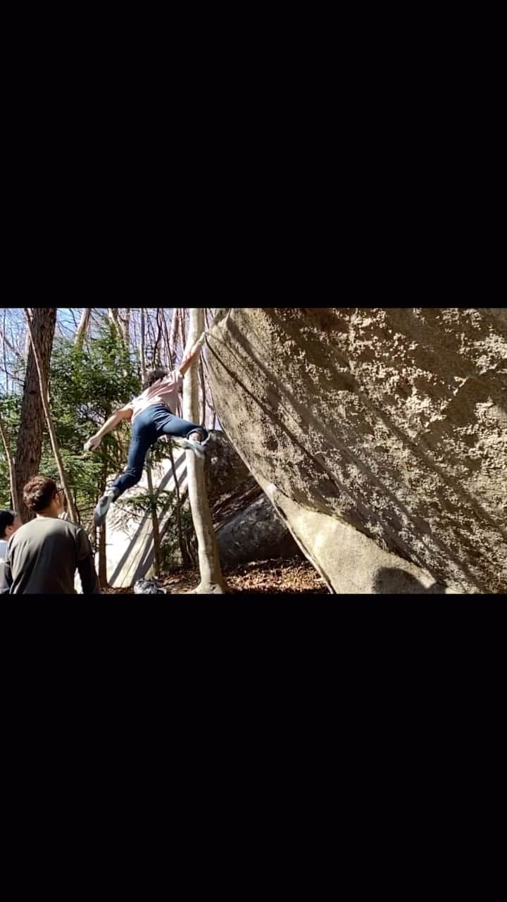 ハキム・カスバンのインスタグラム：「Dune ✅ ⁣⁣ ⁣⁣ Another visit to Japan, another new crag. Happy to be jumping on less stable/safe landings. ⁣⁣ ⁣⁣ Nice day out, great weather, beautiful forest and boulders!⁣⁣ ⁣⁣ 📸: @satopoppo1124 🙇🏻⁣⁣ ⁣⁣ @boruda.sg⁣⁣ @heavy.japan⁣⁣⁣⁣ @reddotrunningco⁣⁣ ⁣⁣⁣⁣ #wmvボルダー #climbing #bouldering #dyno #heavyjapan #teamrdrc #rdrcsg #borudasg」