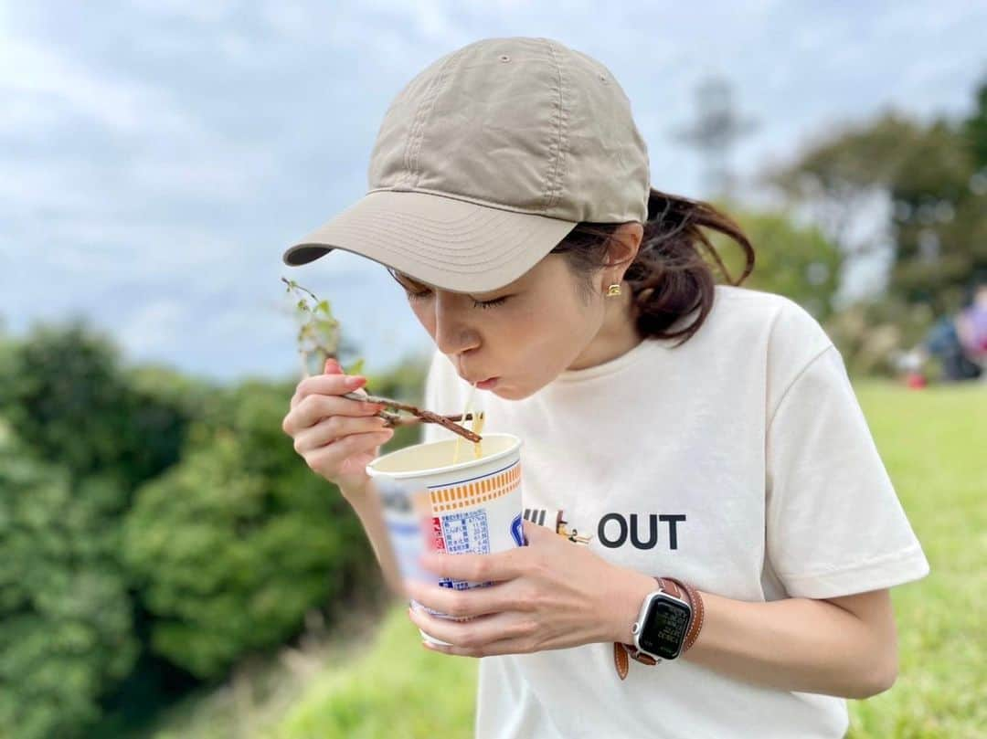 平山雅のインスタグラム：「ずずずと、無性に、 ラーメンすすりたい！ そんな月曜日の帰り道。  いつかの登山後の一杯。 割り箸忘れて、天然箸🌿 意外といけた🥹  #月曜日  #ロケ #キャッチ #仕事の写真なし… #頭が #いま #ラーメン #でいっぱい #大変だあ #今日も #お疲れさまでした #今週も #頑張りましょうっ  #休日 #登山 #平山雅」