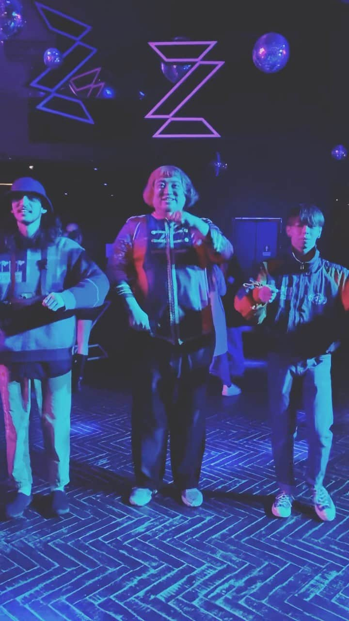 デッカチャンのインスタグラム：「UPPER YARDに出演してた$＋IN-STANTと一緒に気付いちゃったマーチ！ #dance #ぶらくら #upperyard  #animationdance #animationdancer  #デッカチャン #エンタの神様 #気付いちゃったマーチ」