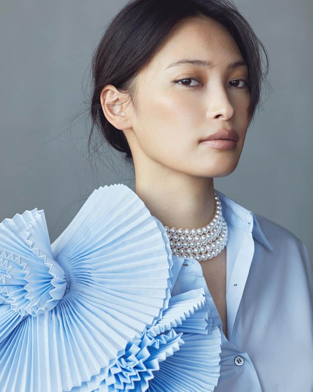 長山一樹のインスタグラム：「この前トークイベントがあったから、聞きに来た人に少しでも為になる話をしないとなって、なったのだけど、結論泥臭く積み重ねるしかないよね。という結論に至り、当たり前の話をしてきました。笑  最新号Preciousにて巻頭のファッションページを撮影させていただきました。  @precious.jp  Model @aya_omasa_official  Stylist @furuta_chiaki  Hair @koichi_nishimura_  Make @endoyumi  Photographer @kazuki_nagayama   #precious  #photography #portrait #hasselblad #midiumformat #写真  #ポートレート #ハッセルブラッド #中判カメラ #長山一樹  #kazukinagayama」
