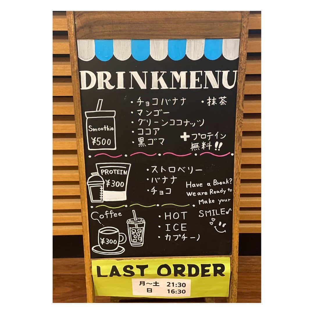野村香奈のインスタグラム：「人生初🍀✨  Drink menu書いてみました‼︎🍹  字は下手くそですがそこは愛嬌ということで…😇笑  よかったらトレーニング後に 1杯どうですか〜？？  ご来店、お待ちしてます🐶💜  #シルバーバック #鯖江 # 福井 #鳥井町 #ジム #gym #silverback #スポーツジム　#リゾートジム #パーソナルジム #ゴリラ #マッチョ」