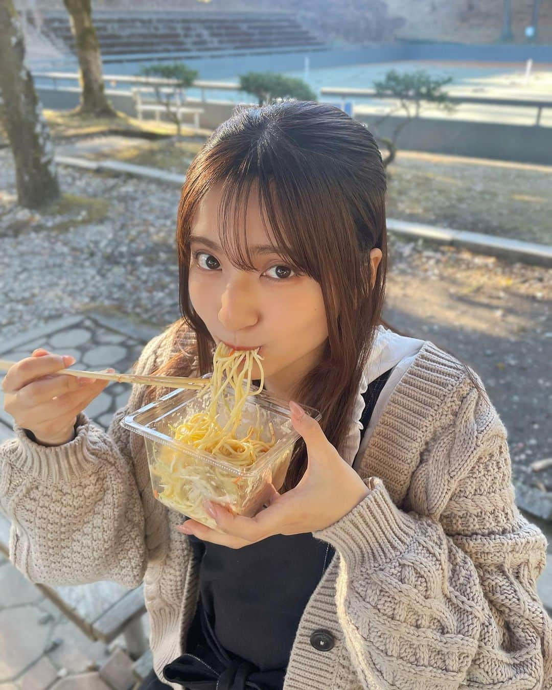 都丸亜華梨さんのインスタグラム写真 - (都丸亜華梨Instagram)「大好きなサラスパ頬張ってます🥗 うまい！！」3月20日 20時37分 - tmr_akr_