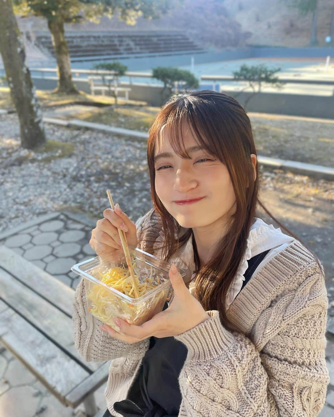 都丸亜華梨のインスタグラム：「大好きなサラスパ頬張ってます🥗 うまい！！」