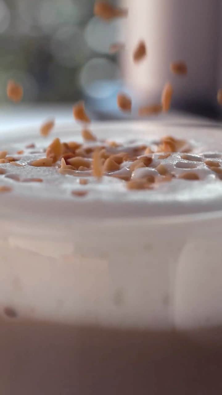 De'Longhi Sverigeのインスタグラム：「Vill du njuta av något #perfetto idag? Kall hasselnötscappuccino är svaret! #delonghi #ElettaExplore #LatteCremaCool」