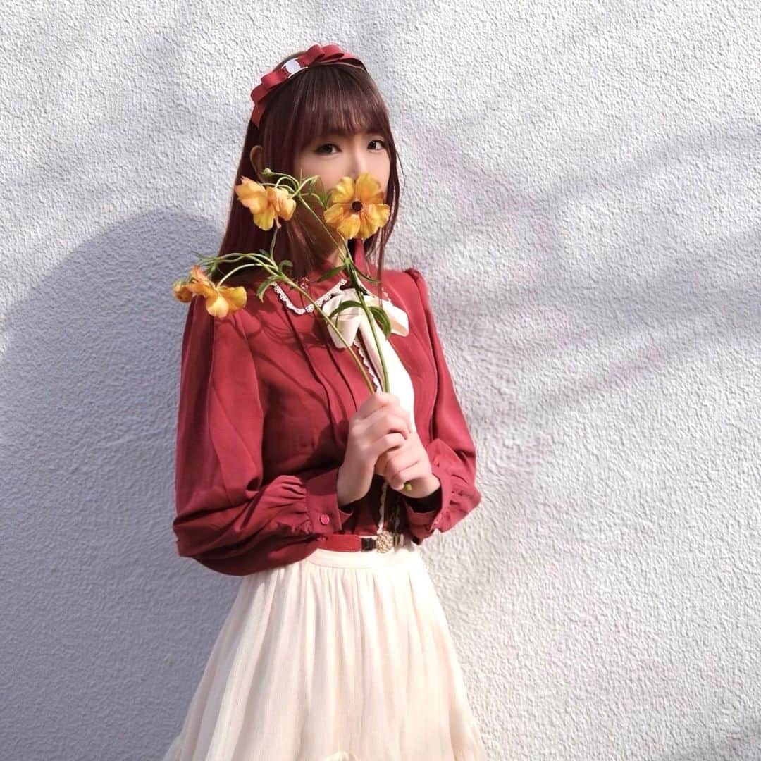 坂地久美のインスタグラム：「✨今日は、鳳凰日って言う日で✨  ラッキーアイテムは🌟  🌼黄色のラナンキュラス🌼  なんだって🥰  このお花、黄色のラナンキュラスラックスだった✨  明日は、一粒万倍日と天赦日、寅の日が重なる、スペシャル最強開運日❤️  ワクワク💞  #ラナンキュラス #ラナンキュラスラックス #鳳凰日 #開運日 #flower #flowergirl」