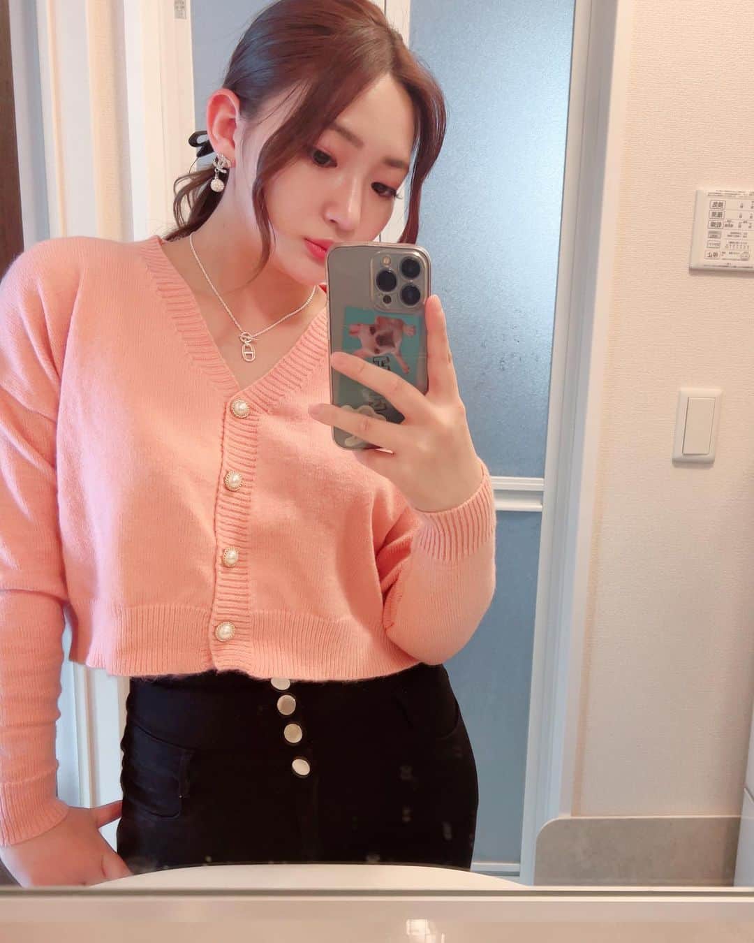 黒咲ななのインスタグラム：「. . たまには結ぶのもありよね 楽っちゃ楽🙆‍♀️ . . 前はずっとヘアメさんいたから 巻くのさえ出来なかったけど 今は出来るようになったよ🙆‍♀️ 毎日ヘアメさんいてほしい🫠 . . #ポニーテール#ピンク#pink#カーディガン #春#春服#コーデ」