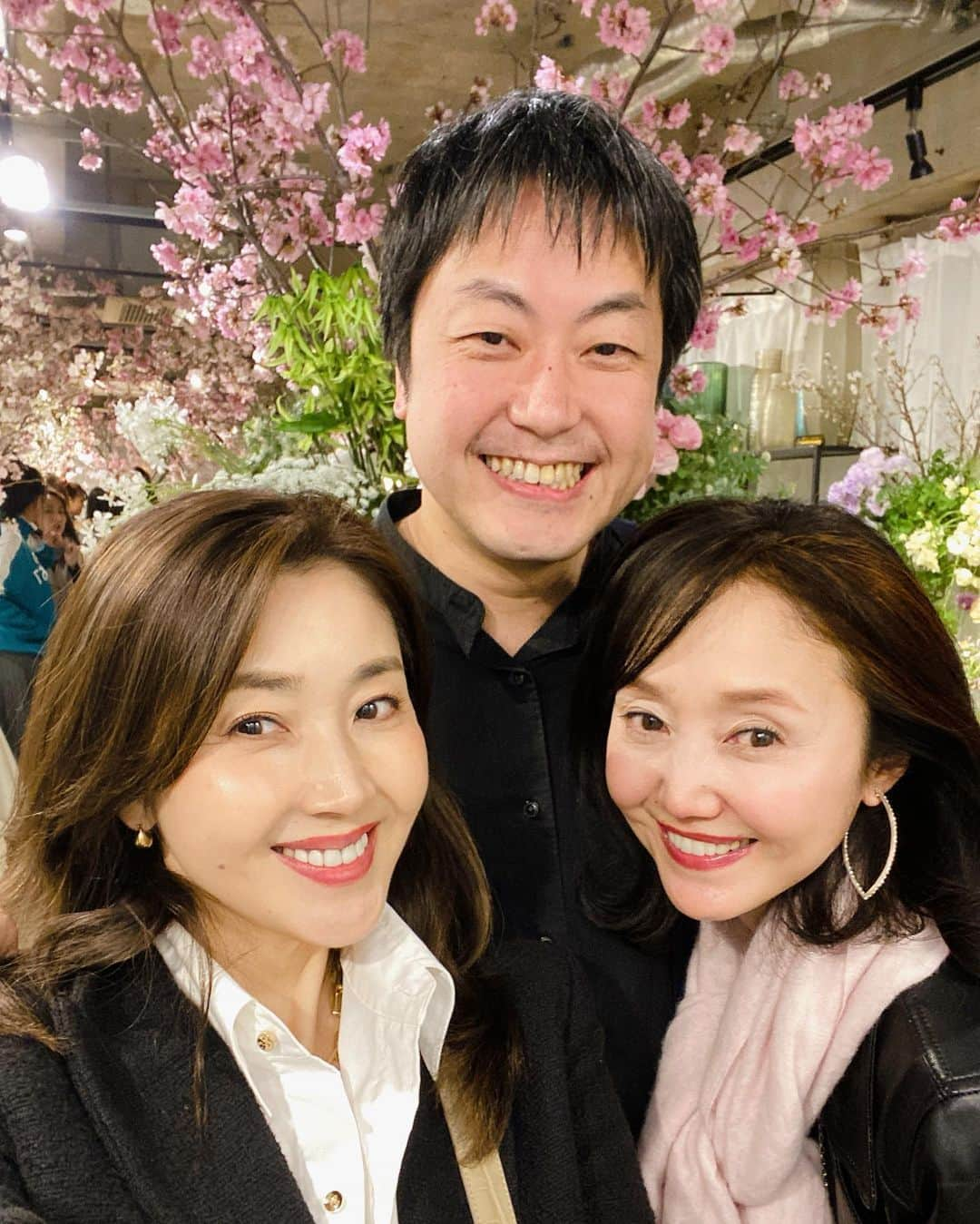 芦田桂子さんのインスタグラム写真 - (芦田桂子Instagram)「昨夜は日本とパリで活躍するフローリスト谷口さん @atsushi_taniguchi のお店 アイロニーで3年ぶりのお花見でした🌸  @jardinduillony   満開の桜と数々の鮮やかなお花を愛でながら💐 たこ焼きやみんな持ち寄ったりでワイワイ賑やかにカンパーイ🥂  ヘアメイクのむろんさん @hairmake_muro369 に 昭和なポニーテールと赤リップ塗ってもらって  #今日から俺は style ドレスコードのイカジャージで #ナイトダンサー を踊ったよ🦑😆笑  贅沢にもカメラマンのアニさん @watanabeani が 屋外に用意してくれた黒バックでパシャリ📸 皆それぞれいい写真が撮れました✨  やっとコロナが開けて今までの生活が戻ってきたね！ とーってもステキなお花見企画をしてくれたタニコ ありがとう〜😊🌸  #アイロニー #お花見2023 #🌸 #🥂  #楽しすぎる時間  #ありがとう😊  #次回はダンスの精度を上げて挑みます #model #芦田桂子」3月20日 20時44分 - keiko_ashida