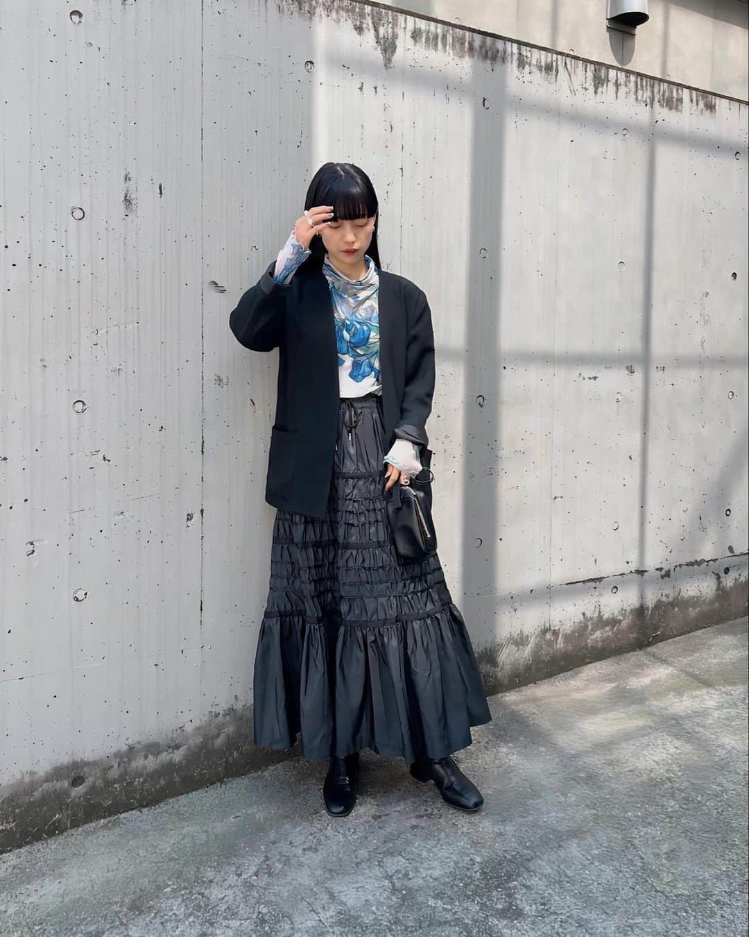 佐藤里緒菜のインスタグラム：「_ 気温が上がってきて幸せ🍃  @malamute_iii_knit のスカートに気分上がった日。 オーダーしていたのすっかり忘れてたけど自分ナイス！て思った  クローゼットの衣替えしなきゃ〜 と思いながら全然進まない日々です🧳  top: sahara / @marte_vintage」
