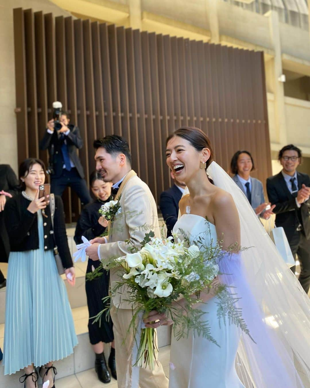 大伴理奈さんのインスタグラム写真 - (大伴理奈Instagram)「_ 待ちに待ったさやの結婚式♡  本当にさやらしい あったかくて明るくて和やかな結婚式でした☺️ お天気も良くてガーデン挙式日和でした🌸  笑いあり、涙あり 本当に思い出すだけで幸せな気持ちになる結婚式だったな〜☺️  さやとは出会ってもう10年。 出会ってからあっという間に仲良くなって プライベートもお仕事のことも恋バナも知らない事がないくらい共有してきたよね😊 さやのおかげで出来た友達も本当に多い！！  可愛くて綺麗でカッコよくて 純粋で真っ直ぐで心優しいさやが 本当に本当に大好きです😊 さやと出会えて幸せだ🌈  スピーチや受付も頼んでくれてありがとう😊❤️  これからもおばあちゃんになるまでずーっと笑い合ってようね🫰🏻🖤  さやfamily全員集合！で 皆さんに会えて楽しかった〜☺️👶🏻💘笑」3月20日 21時01分 - rina_otomo